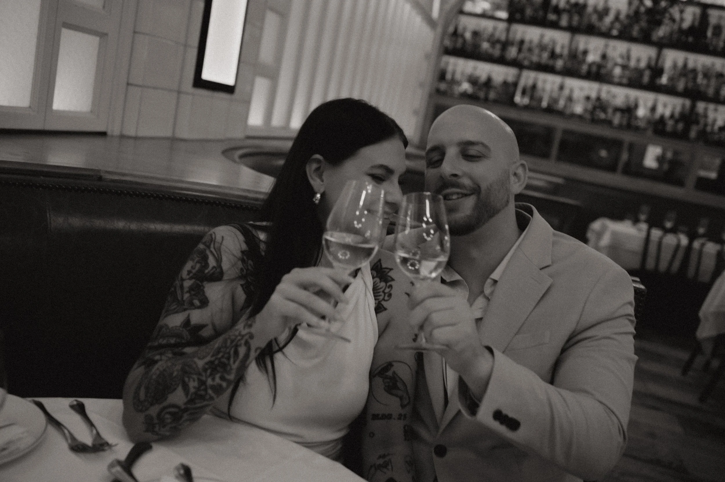du_soleil_photographie_shanna_matt_engagementsession_rittenhousesquare_borrominirestaurant-70.jpg