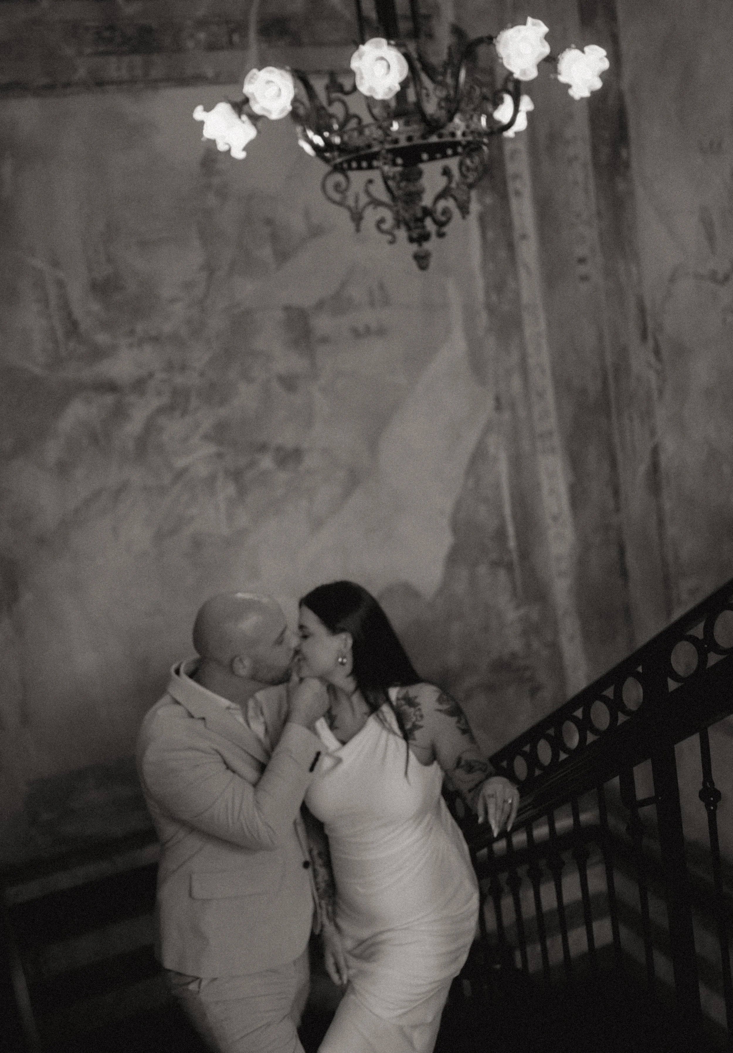 du_soleil_photographie_shanna_matt_engagementsession_rittenhousesquare_borrominirestaurant-65.jpg