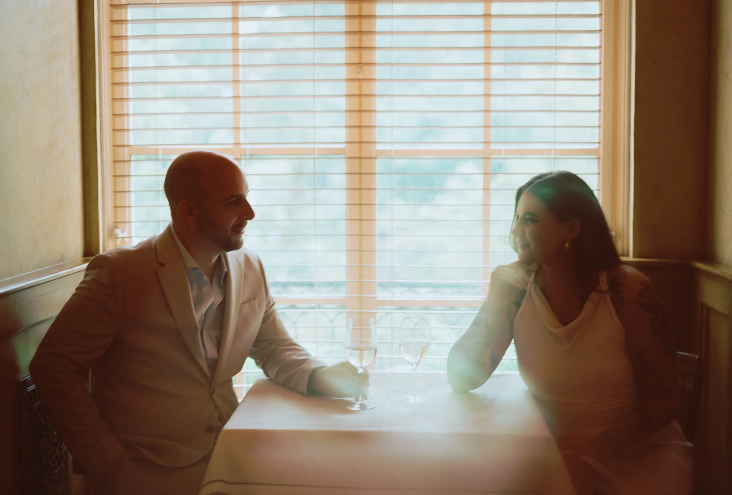 du_soleil_photographie_shanna_matt_engagementsession_rittenhousesquare_borrominirestaurant-5.jpg