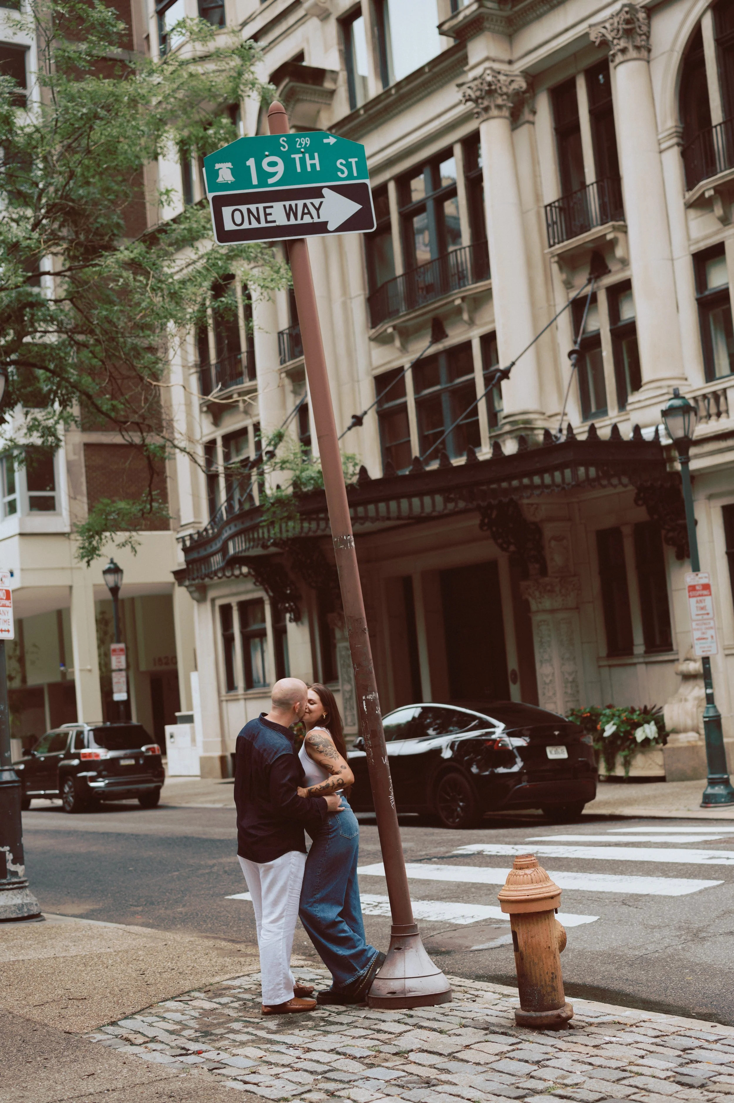du_soleil_photographie_shanna_matt_engagementsession_rittenhousesquare_borrominirestaurant-119.jpg