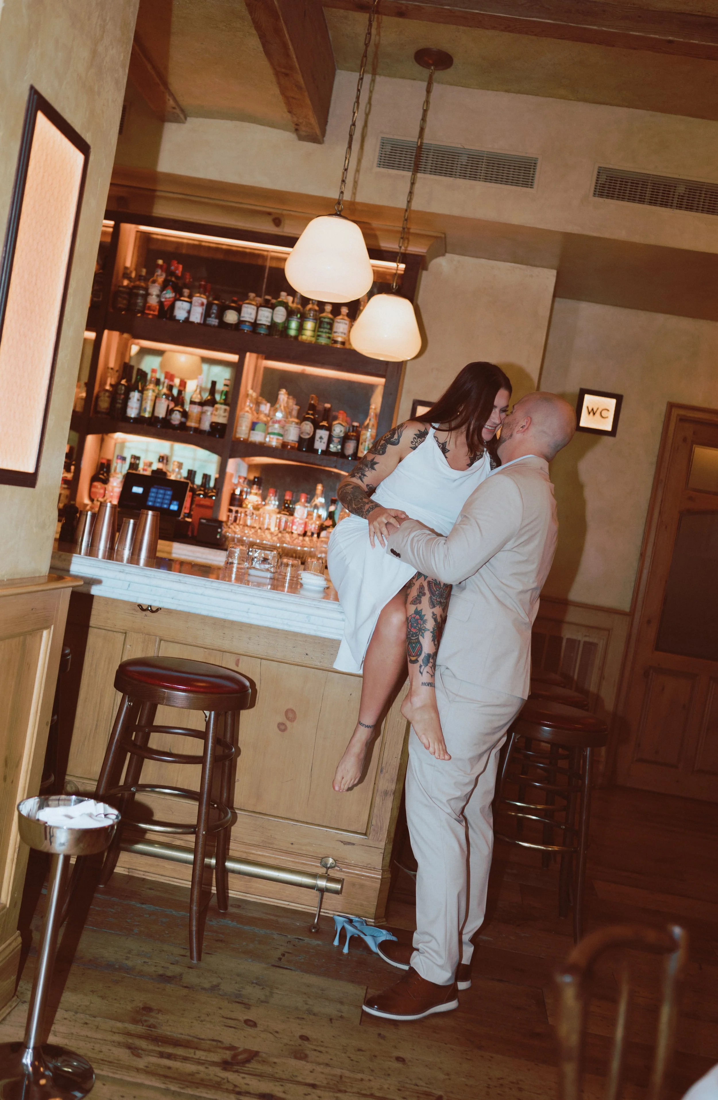 du_soleil_photographie_shanna_matt_engagementsession_rittenhousesquare_borrominirestaurant-22.jpg