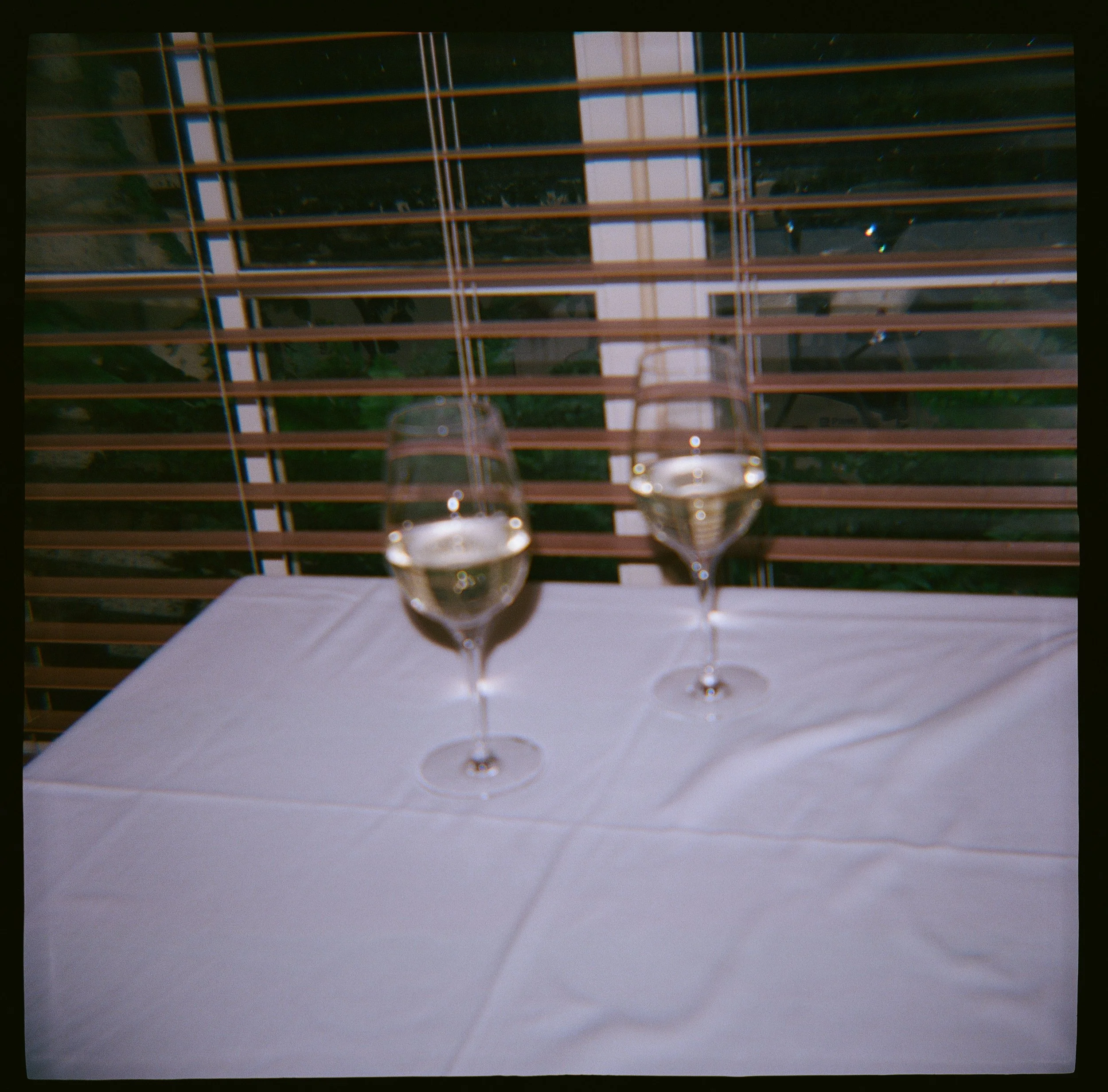du_soleil_photographie_shanna_matt_engagementsession_rittenhousesquare_borrominirestaurant-126.jpg