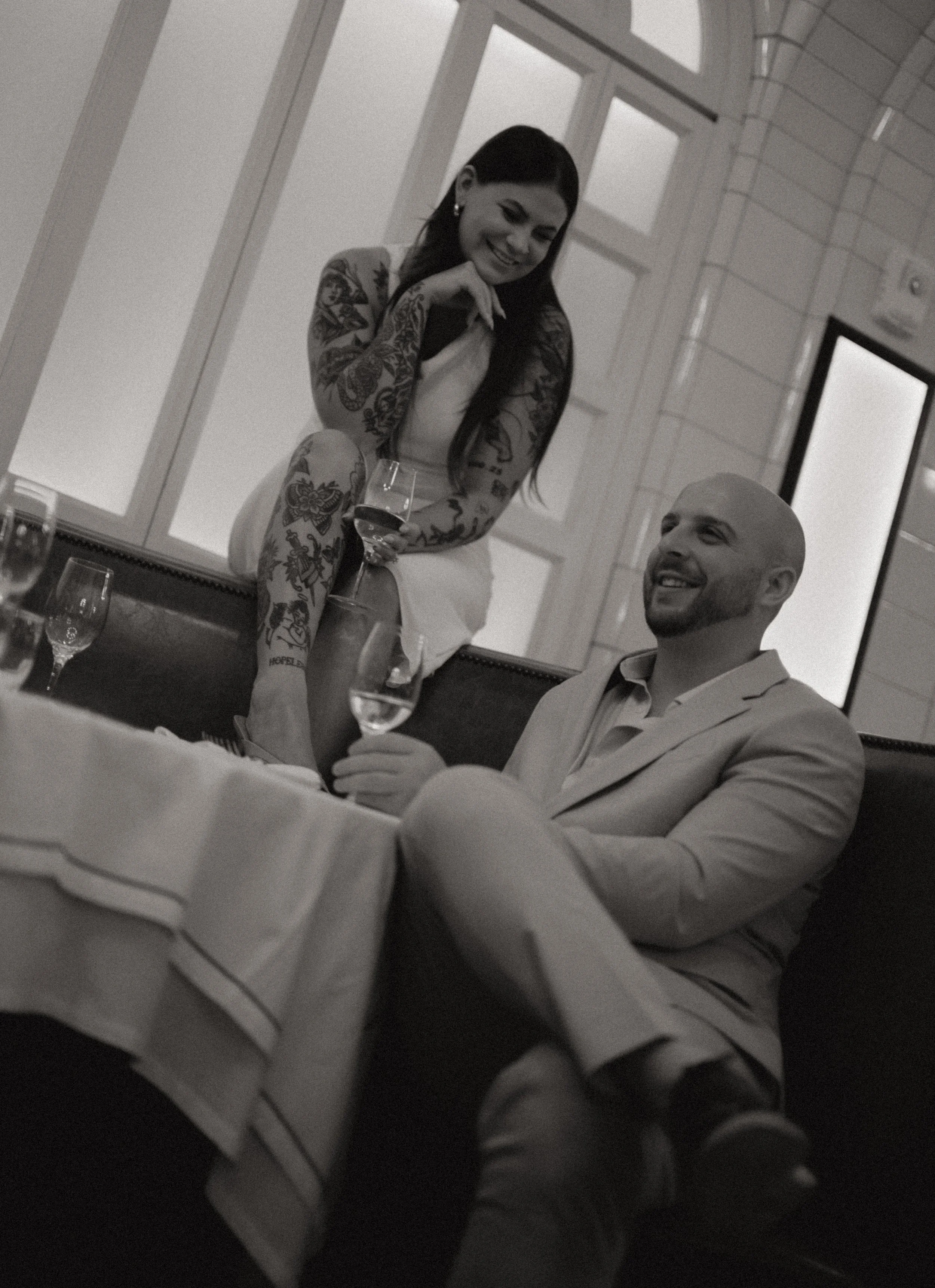 du_soleil_photographie_shanna_matt_engagementsession_rittenhousesquare_borrominirestaurant-67.jpg
