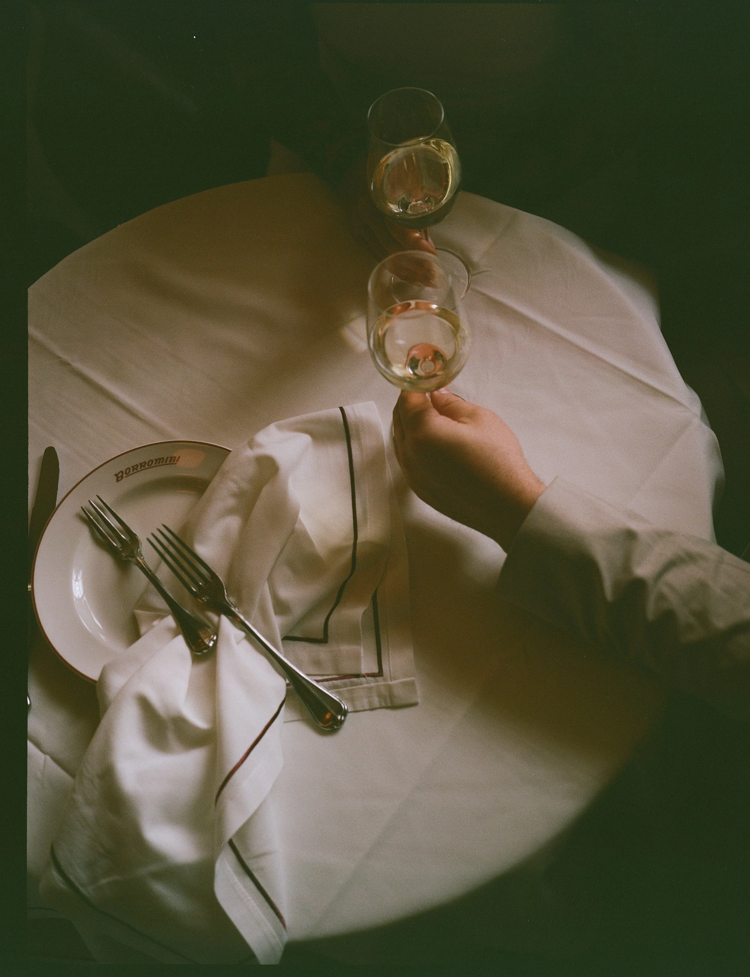 du_soleil_photographie_shanna_matt_engagementsession_rittenhousesquare_borrominirestaurant-141.jpg