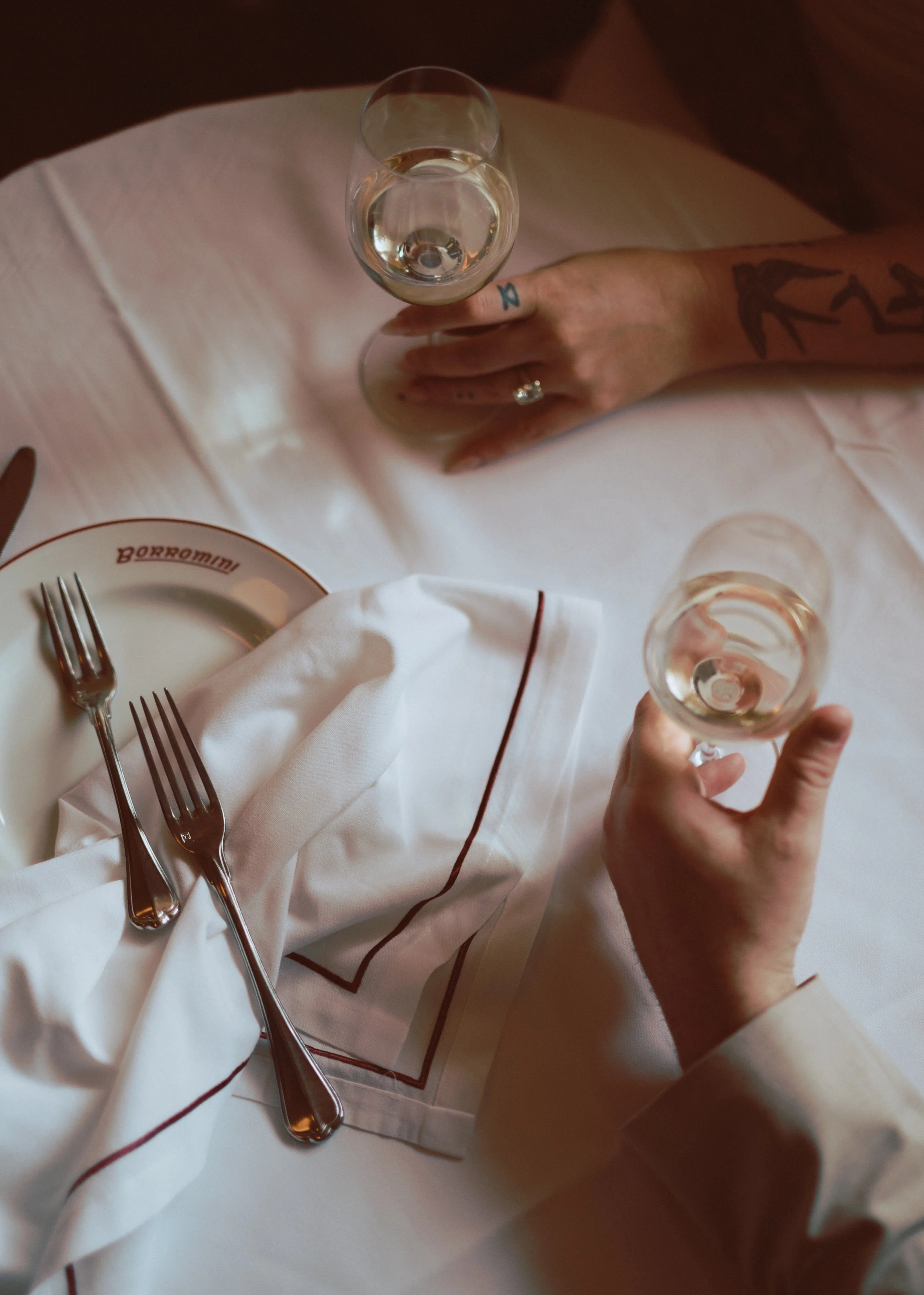 du_soleil_photographie_shanna_matt_engagementsession_rittenhousesquare_borrominirestaurant-47.jpg