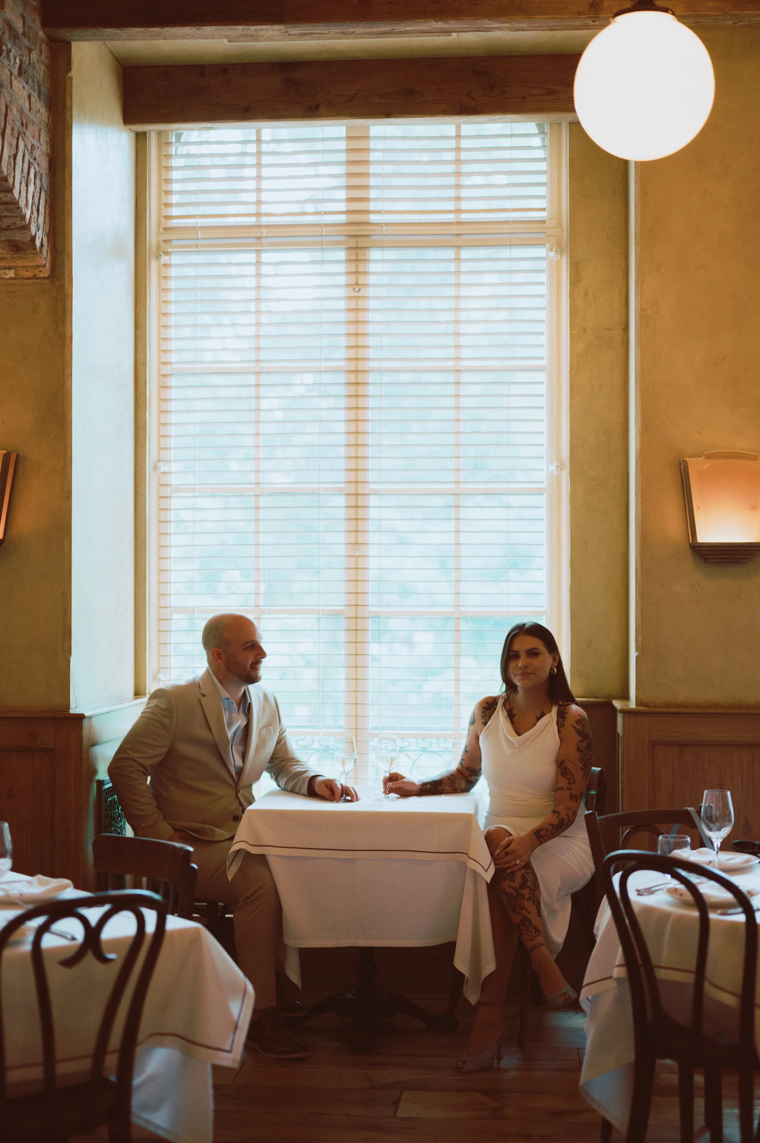 du_soleil_photographie_shanna_matt_engagementsession_rittenhousesquare_borrominirestaurant-2.jpg