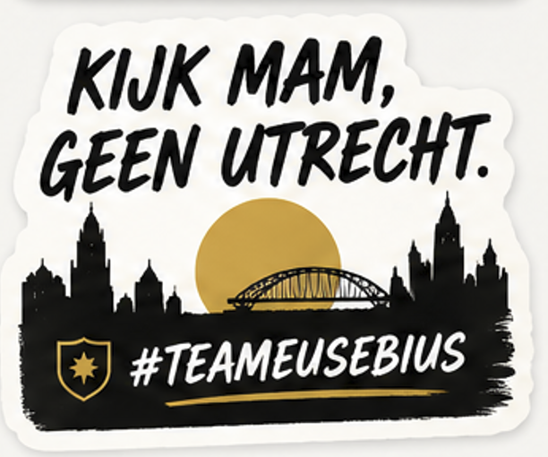 Een sticker met tekst die zegt 'Kijk mam, geen Utrecht. #TEAMUSEBIUS' met een silhouet van de skyline van Utrecht, een brug en een zonsondergang.