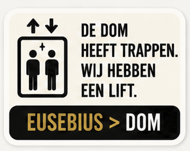 Een bord met lift instructies, waarop wordt aangegeven dat de trap naar de kathedraal niet beschikbaar is omdat er een lift is, met de tekst "De Dom heeft trappen. Wij hebben een lift" en een vergelijking tussen Eusebius en de Dom.