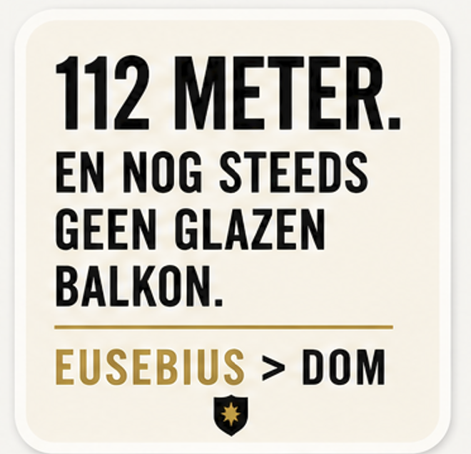 Een waarschuwing dat men 112 meter moet blijven en geen glazen balken op het balkon mag plaatsen, met de tekst 'EUSEBIUS > DOM' en een schildsymbool.
