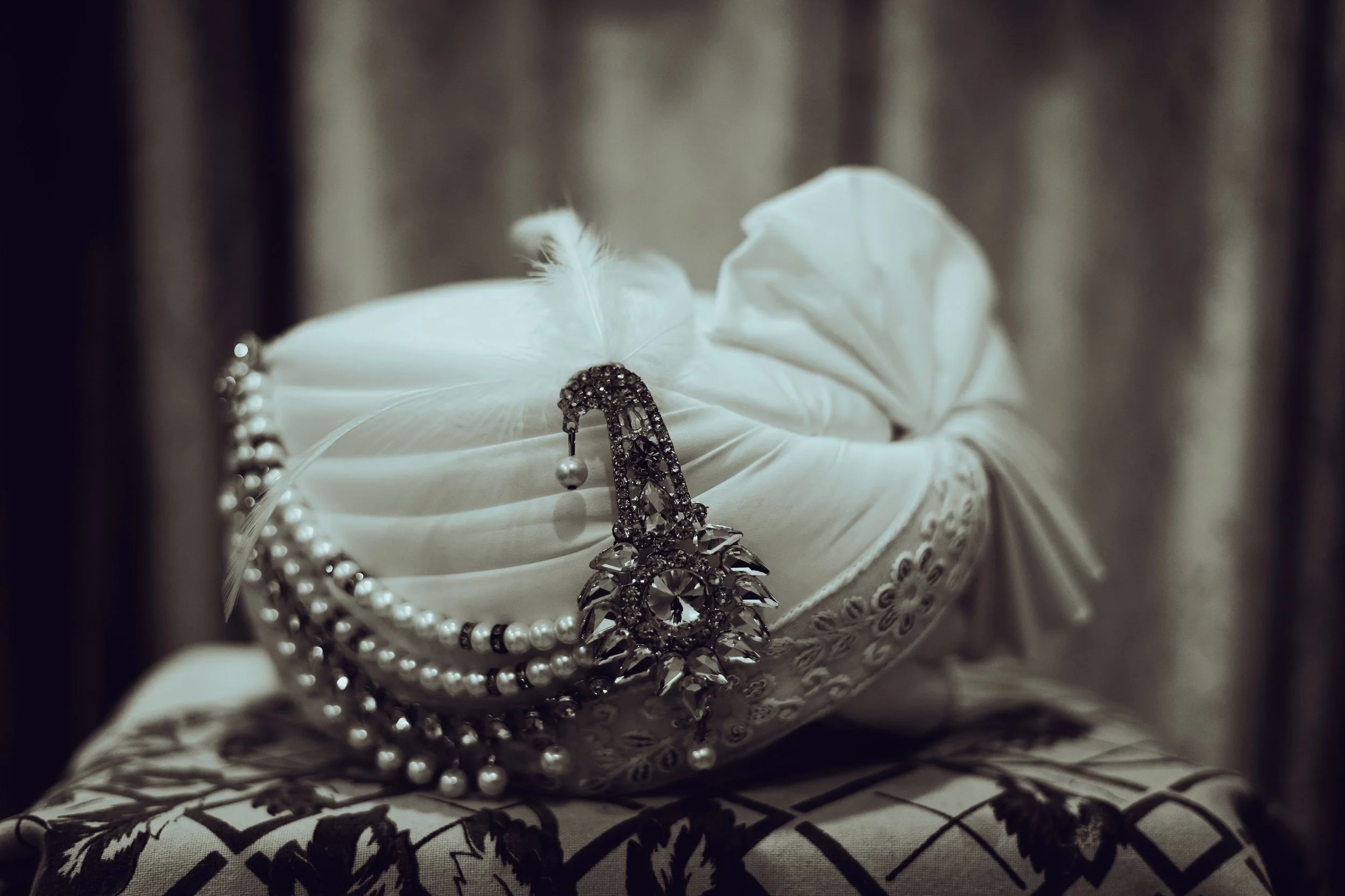 Groom in traditional wedding dress and pagdi, groom portrait photography in Prayagraj by Som Photography