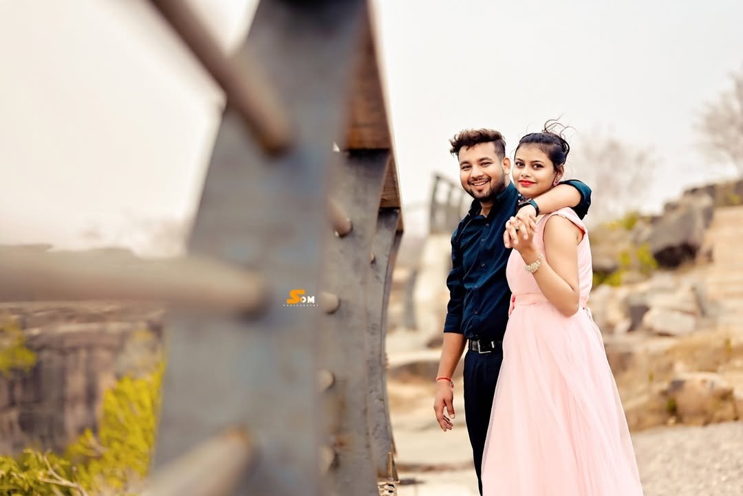 A beautiful outdoor pre-wedding session featuring natural surroundings, romantic moments and authentic emotions captured creatively.