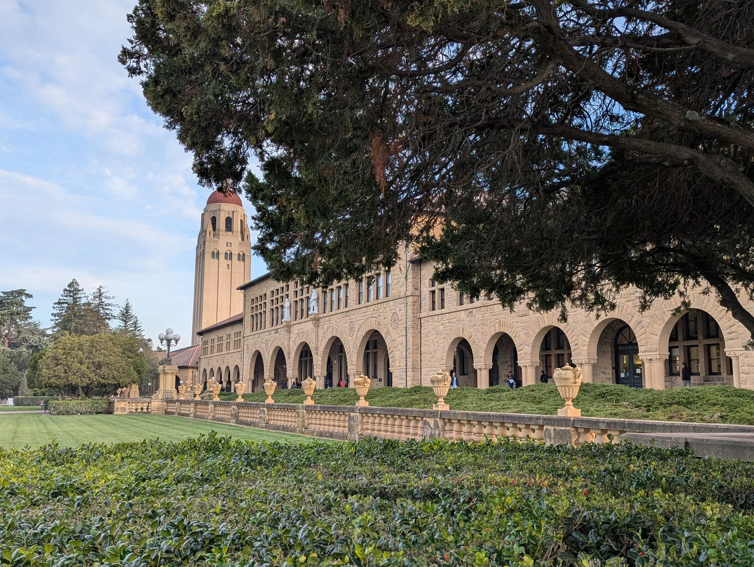 Photo of Building 420, which hosts the Psychology Department at Stanford University