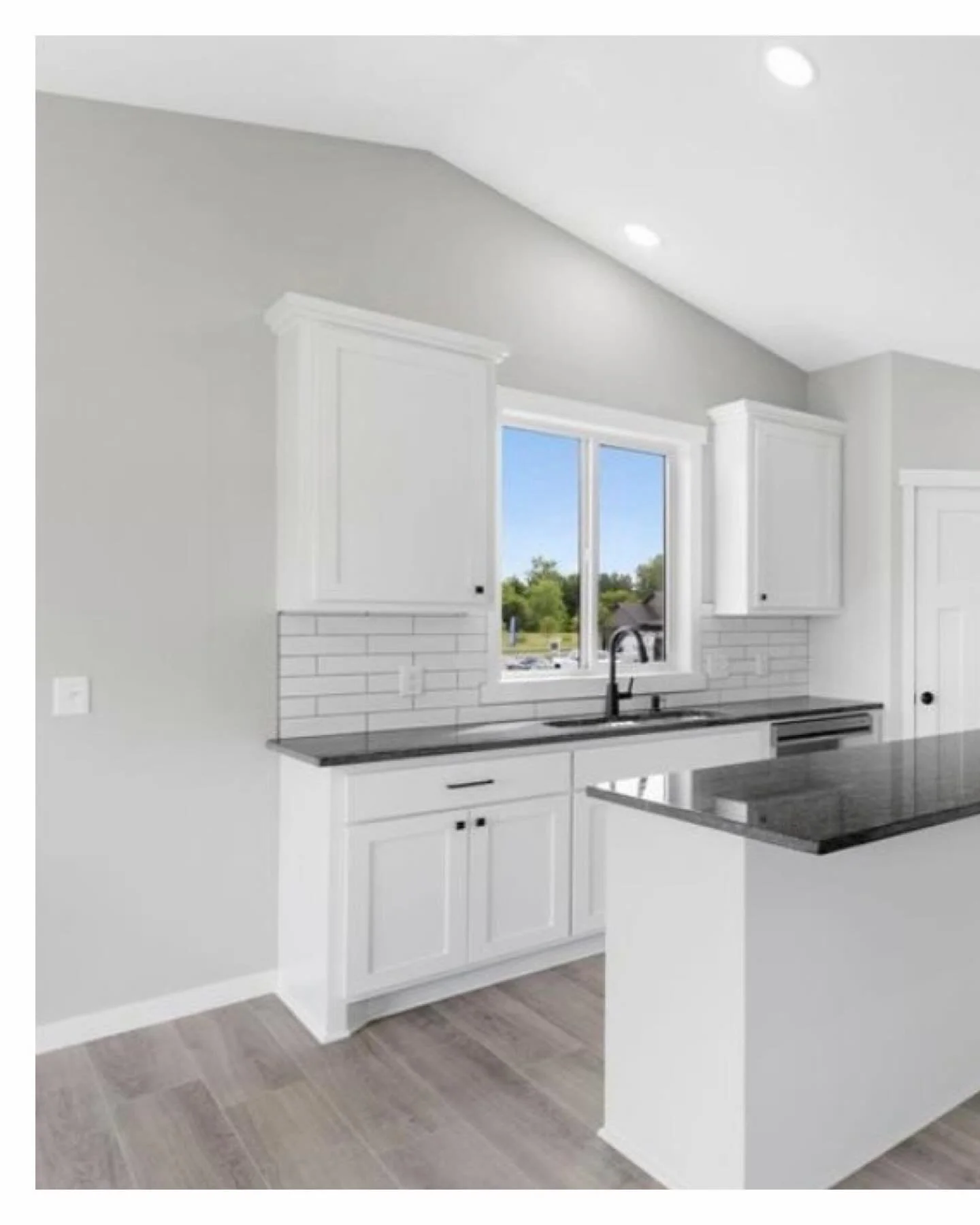 Looking for a home Near Isanti, MN? Check out the gorgeous Benton Split. With 3 Beds, 2 Baths, and 1,340 SqFt, this home has plenty of space for your needs. The basement is unfinished which provides even more space to customize and take advantage of!