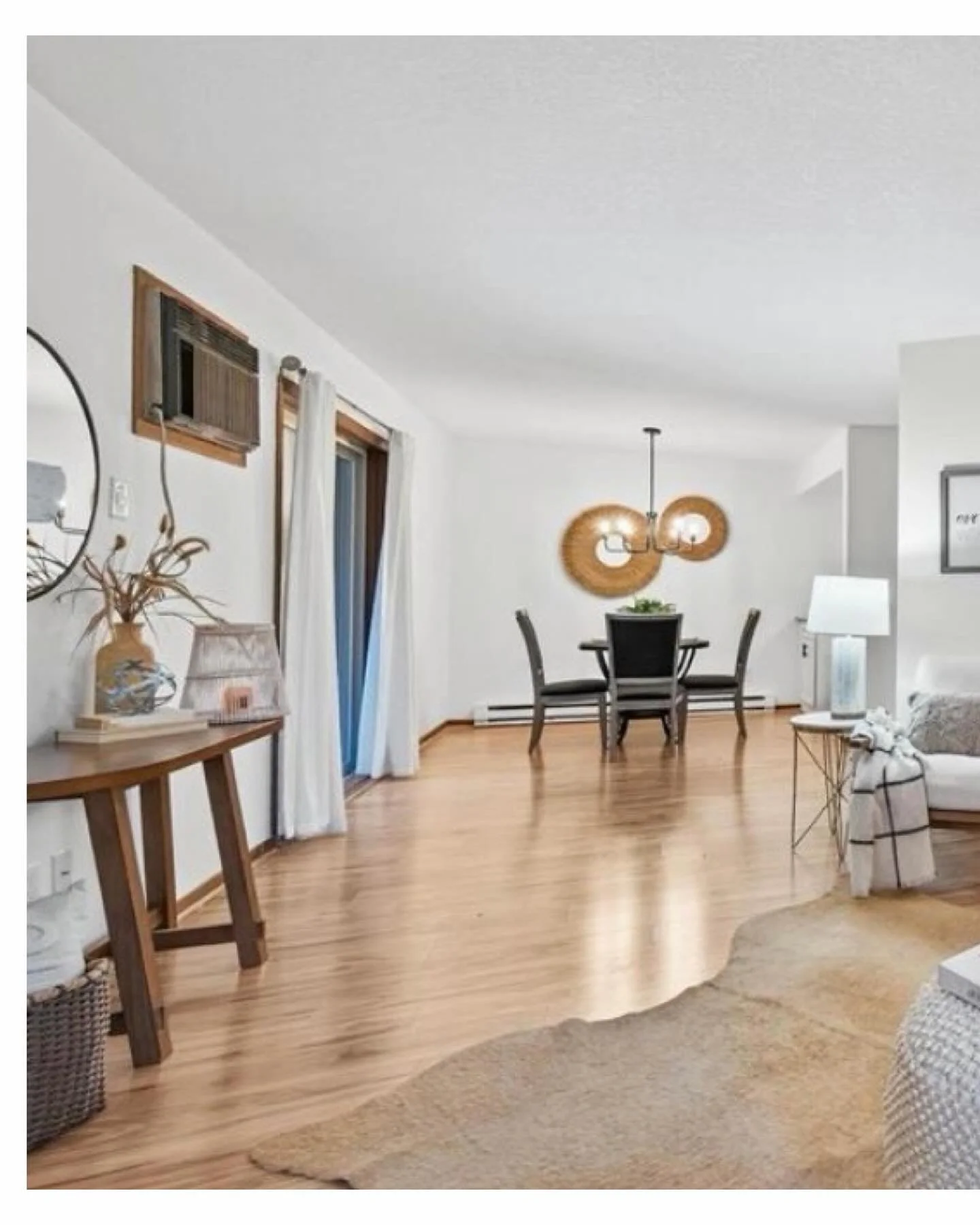 Check out this Chic Condominium in St. Louis Park close to local amenities like The West End. Plenty of maintenance updates such as a new furnace this year as well as new washer/dryer. Plus, you&rsquo;ll enjoy new flooring, paint, and bathroom vaniti