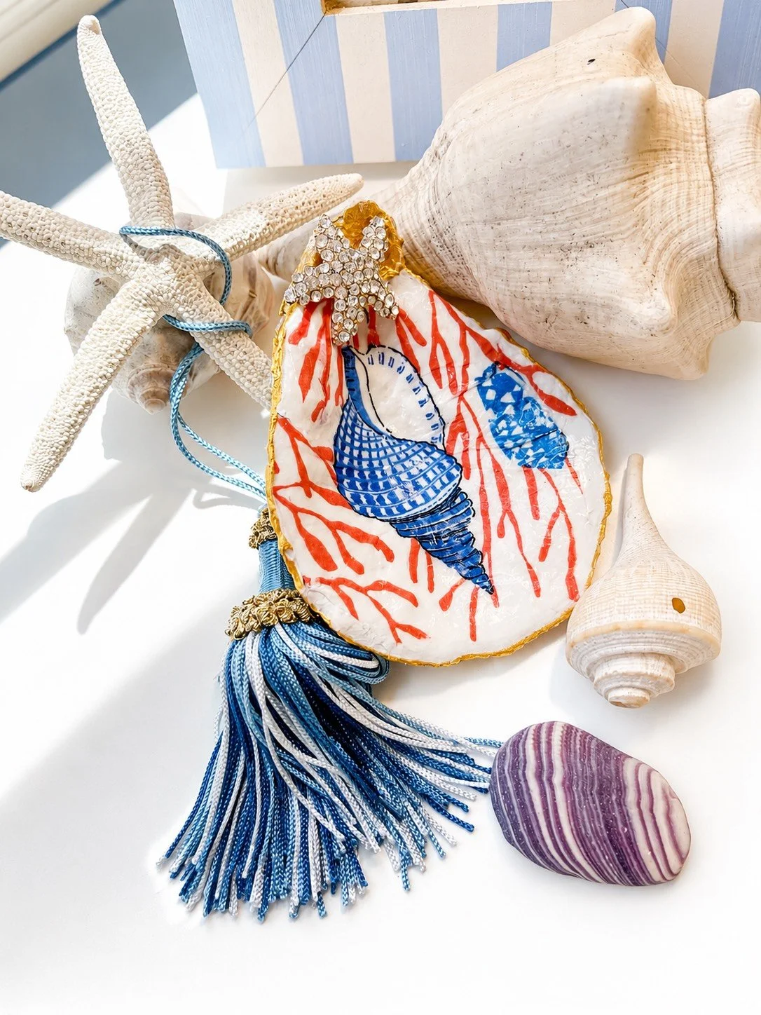 Cerulean shell with orange coral4E95-9D4E-7A34A0EA81F6.png