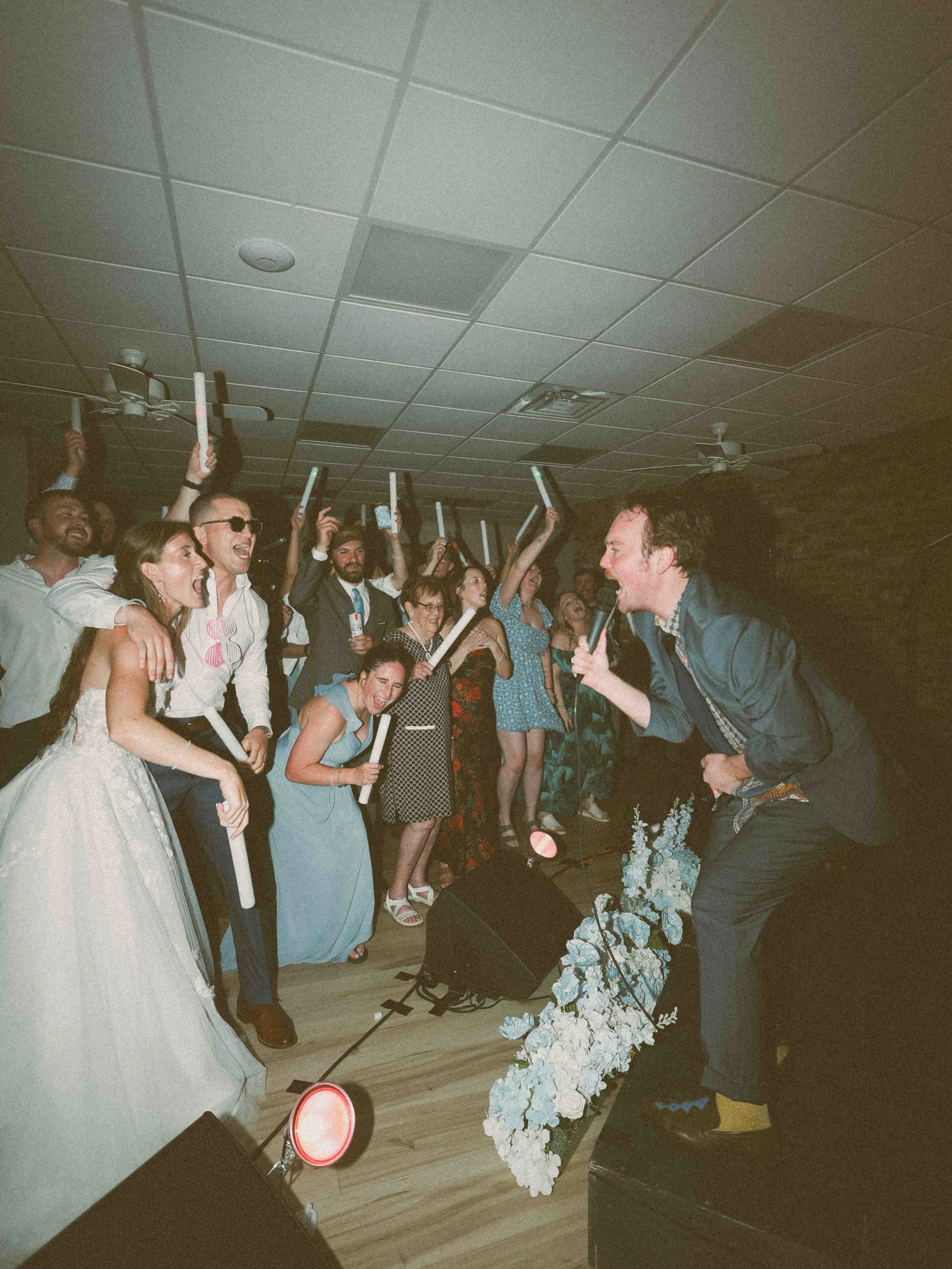 Surprise Live Band at an Afterparty I THINK YES! 🎤The Grooms cousin just so happens to be lead singer of @cousinsimple and it worked Perfectly ⚡️
.
.
.
.
.
Planning &amp; Florals @thetrinitylnielsen 
Rentals @allamericanpartyandtentrentals 
Catering