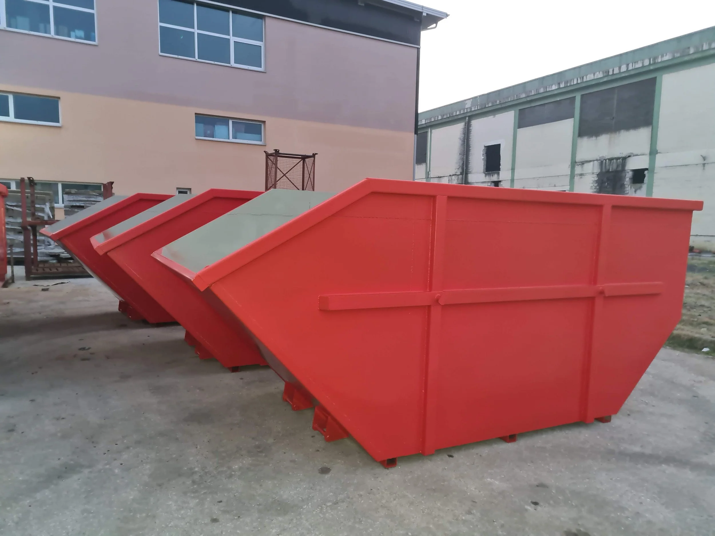 Crveni metalni kontejneri različitih dimenzija.