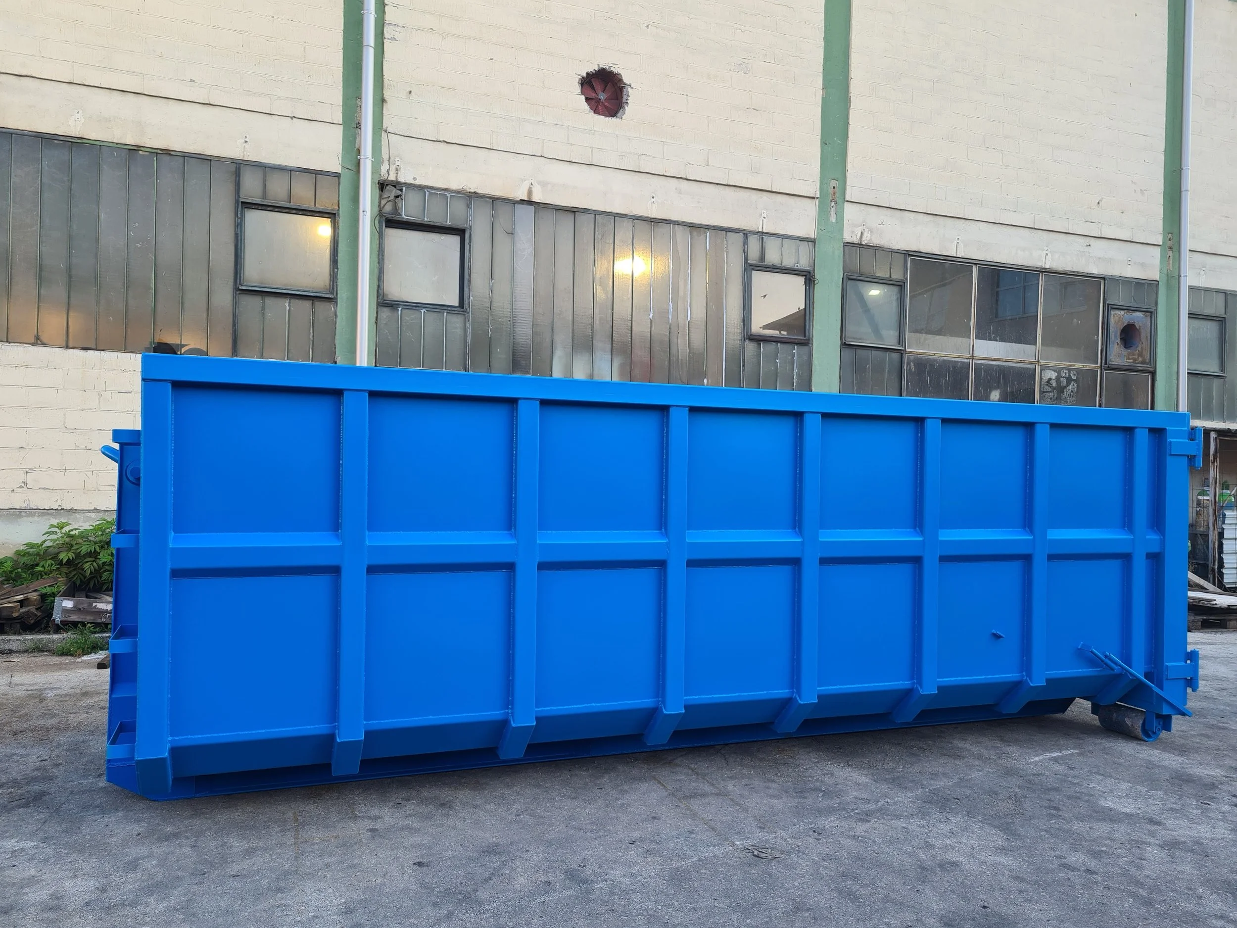 Veliki plavi metalni kontejner za prikupljanje i transport materijala.