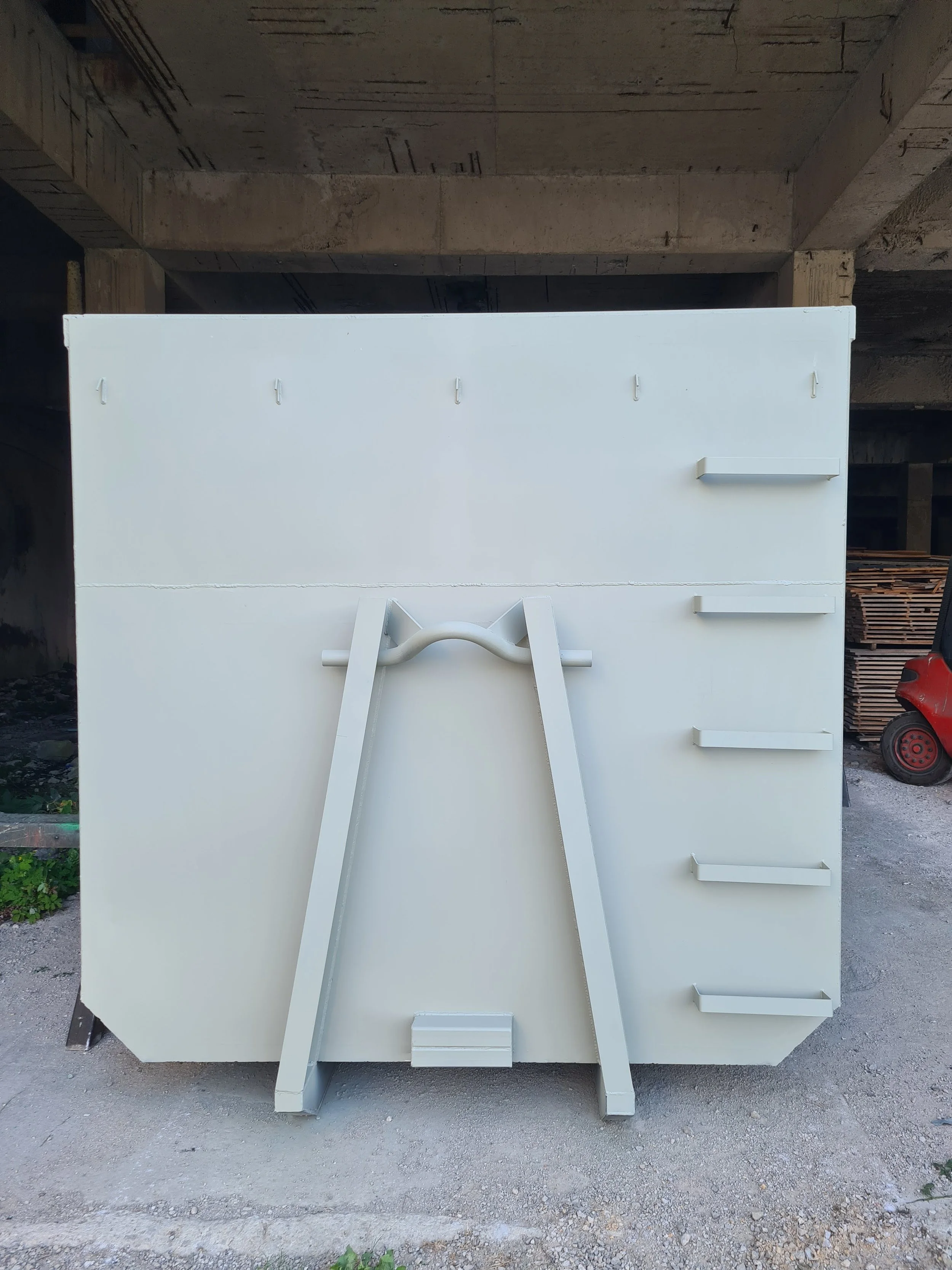 Detalj bočne konstrukcije bijelog metalnog kontejnera.