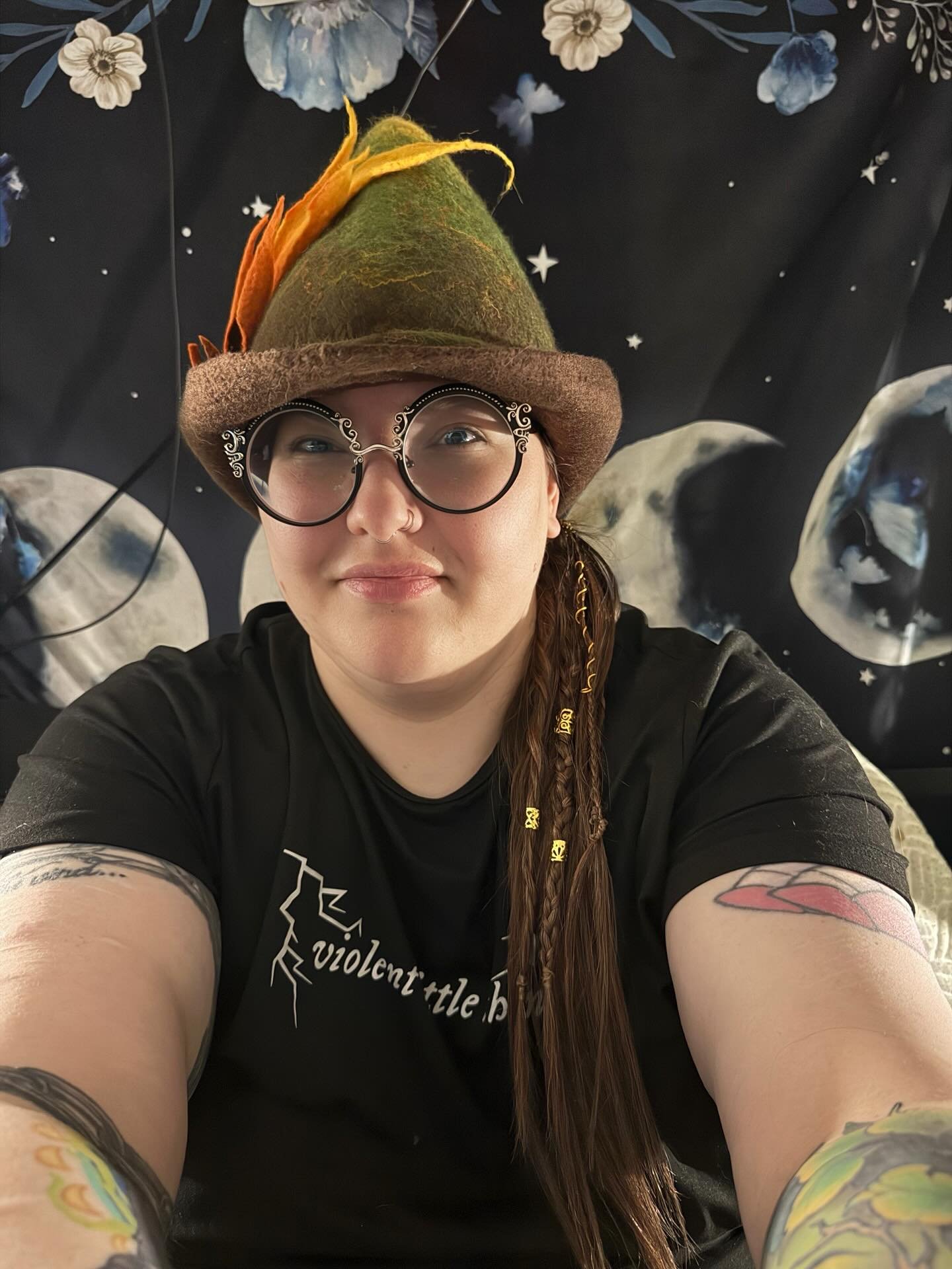 Finn said I had to upgrade my hat game&hellip; so I did 😏✨
What do we think &mdash; fashion icon or feathered disaster? 🪄🦄
#HatCheck #FestivalFit #OOTD #RenaissanceVibes #Fyp #ForYouPage #MinnesotaRenaissanceFestival #FantasyFashion #RenFaireStyle
