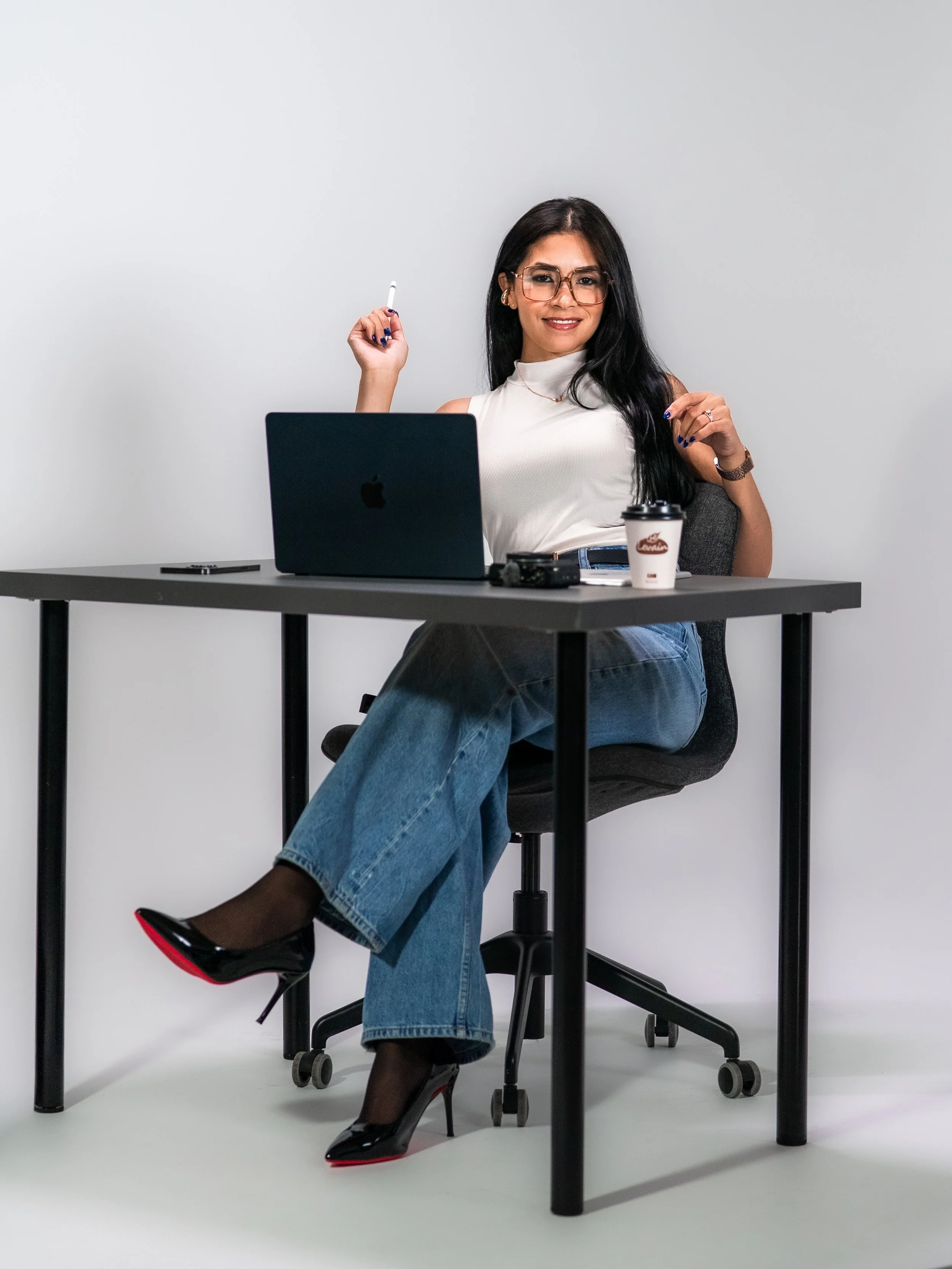 Ashley Escobar, Social Media Manager de La Manejadora PR, trabajando en estrategia y creación de contenido.