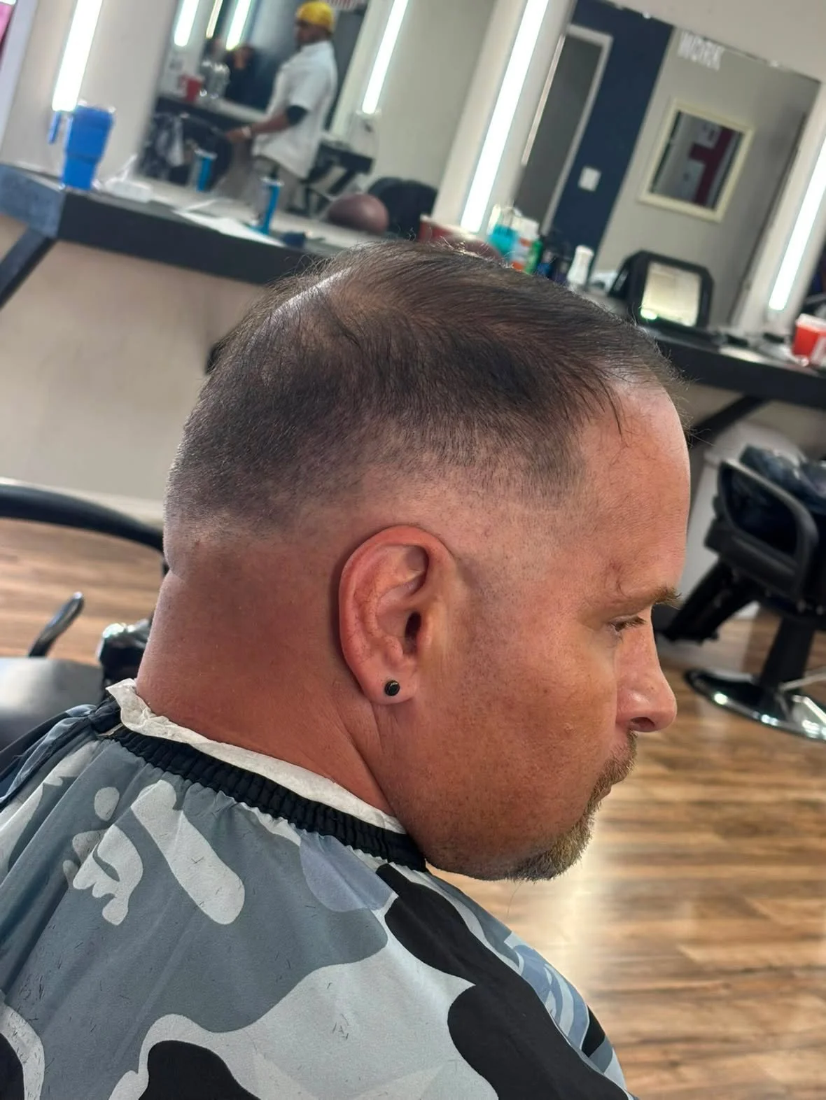 A man with a Mid Skin fade
