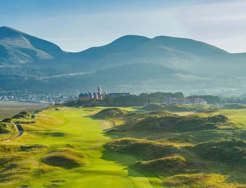 Nestled along the coast in Northern Ireland, this course is often ranked among the most beautiful and most demanding in the world. Dramatic dunes, blind shots, and a mountain backdrop make every hole feel like its own postcard. Even the best golfers 