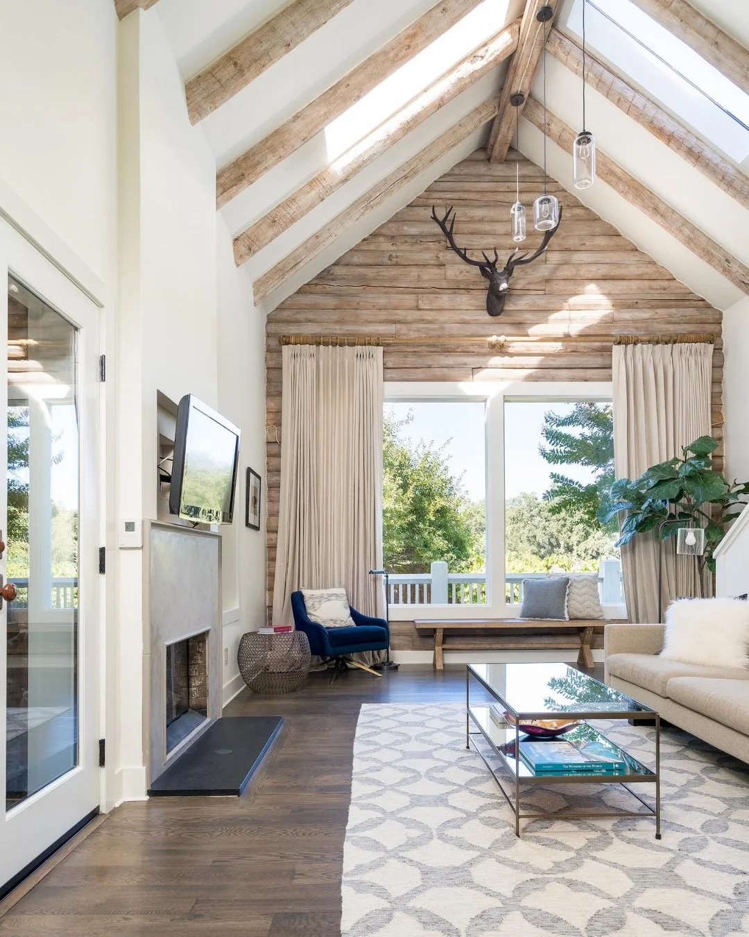 Guests decide how they feel about a stay within minutes of walking in. That first impression becomes the review, and the review shapes every booking after it.

Sonoma Stays manages your property with one thing in mind: you. We keep every space lookin