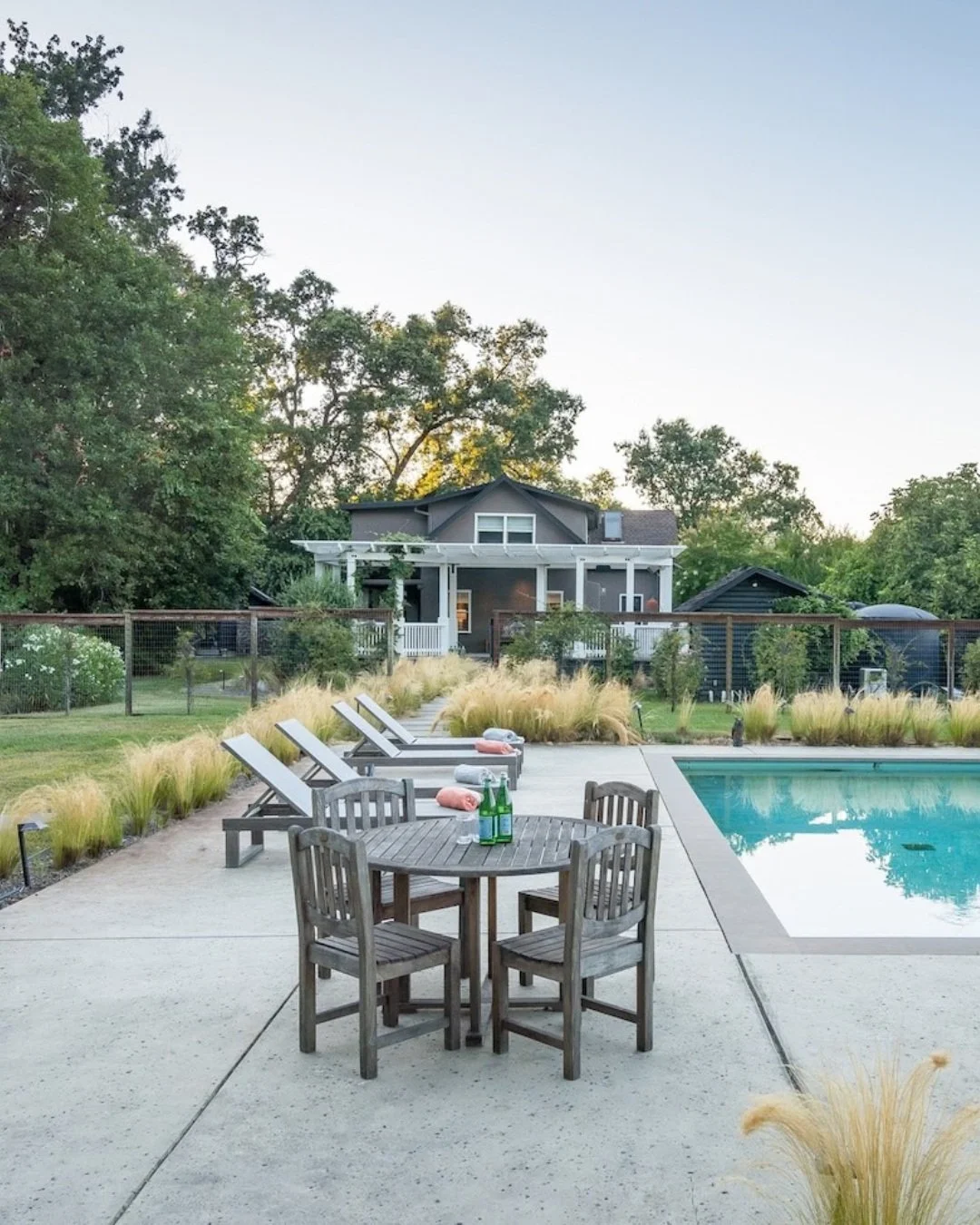 Fall evenings at The Anderson start with a table set for friends and family, local dishes ready to eat, and golden light settling over the oaks as the air turns crisp. This is where everyone gathers after a day of exploring Calistoga in Napa Valley. 