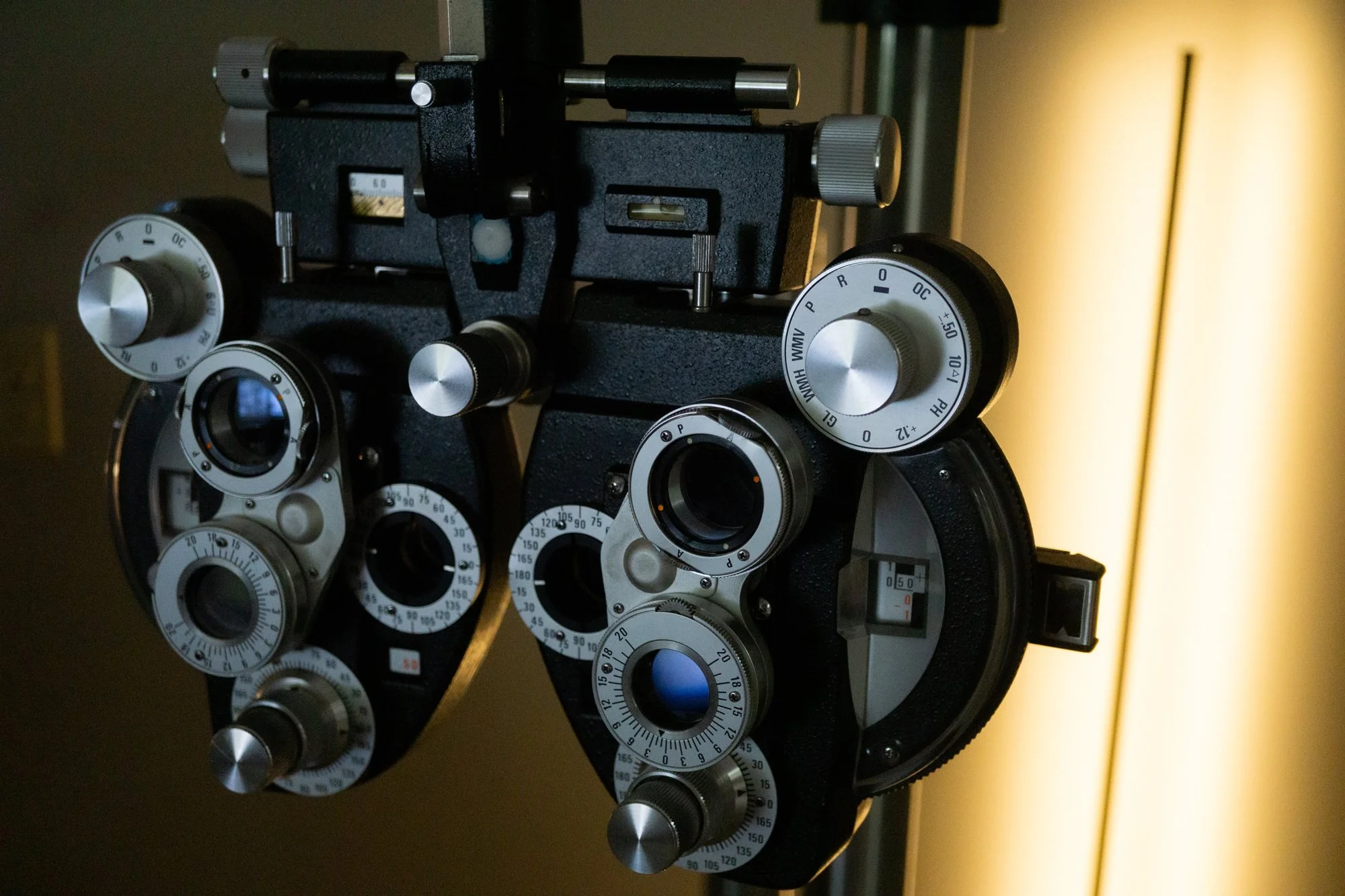 A phoropter, an eye examination device with multiple dials and lenses.