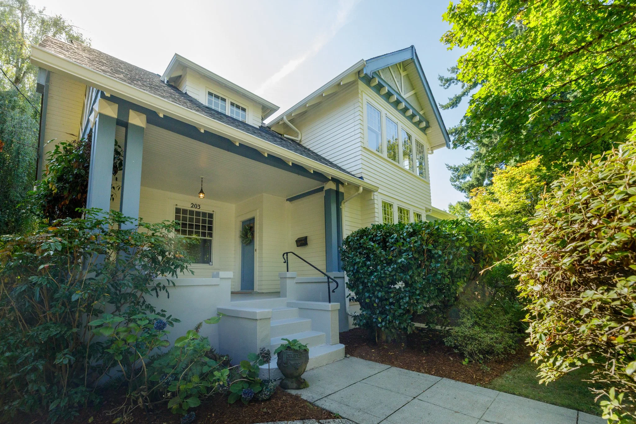 203 17th Ave SW-01.jpg