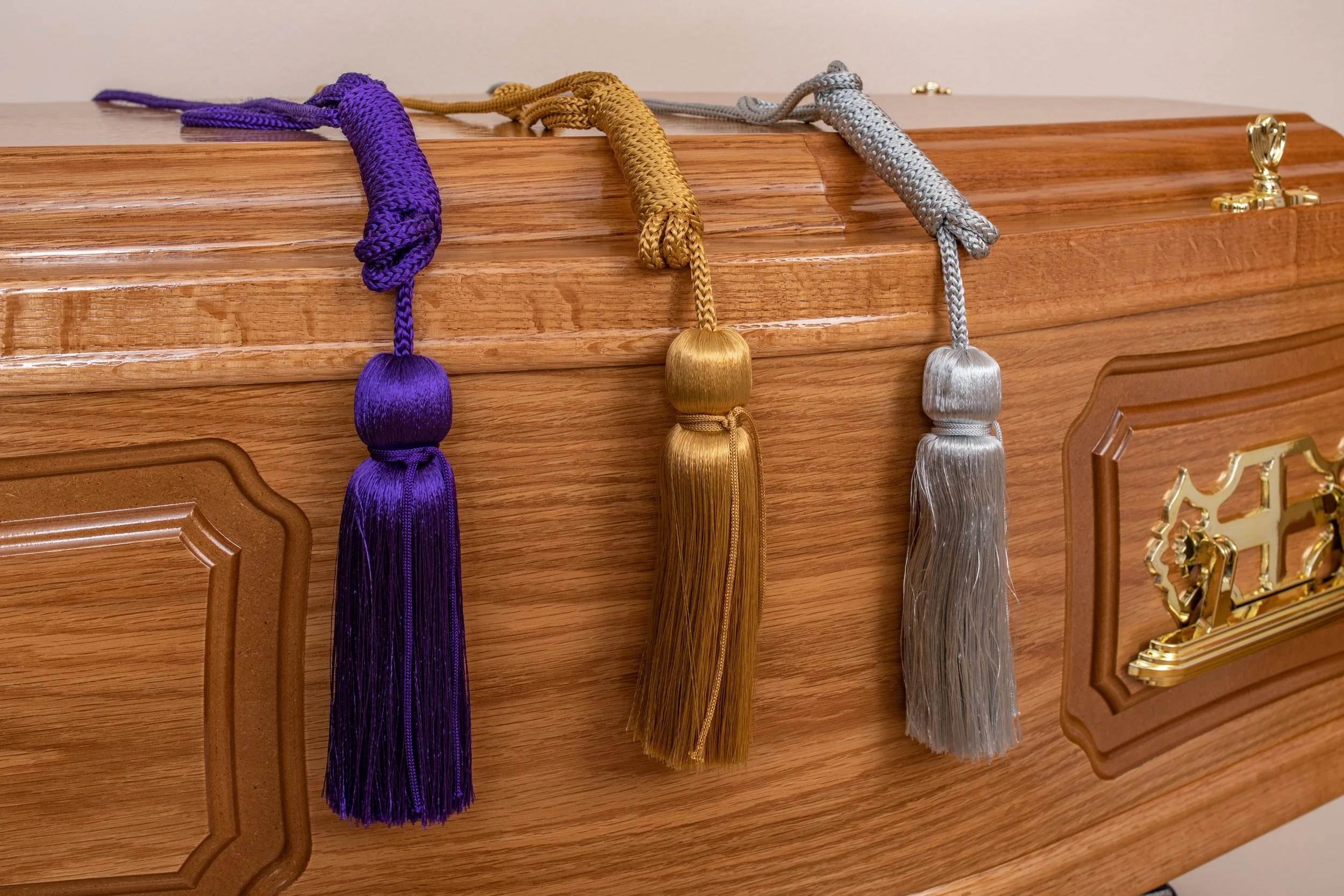 Choice of colour for burying lowering chords.