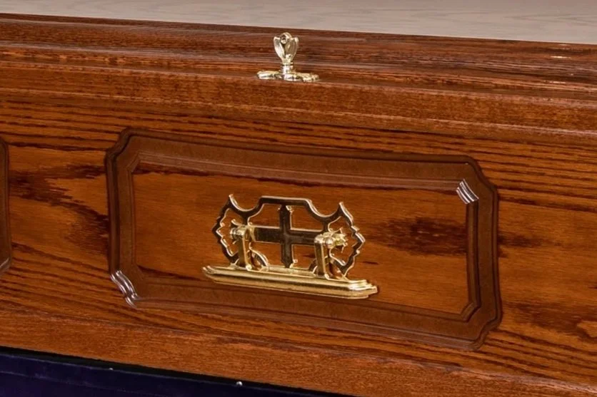 Cremation coffins come with plastic handles. Burial coffins come with metal handles.
