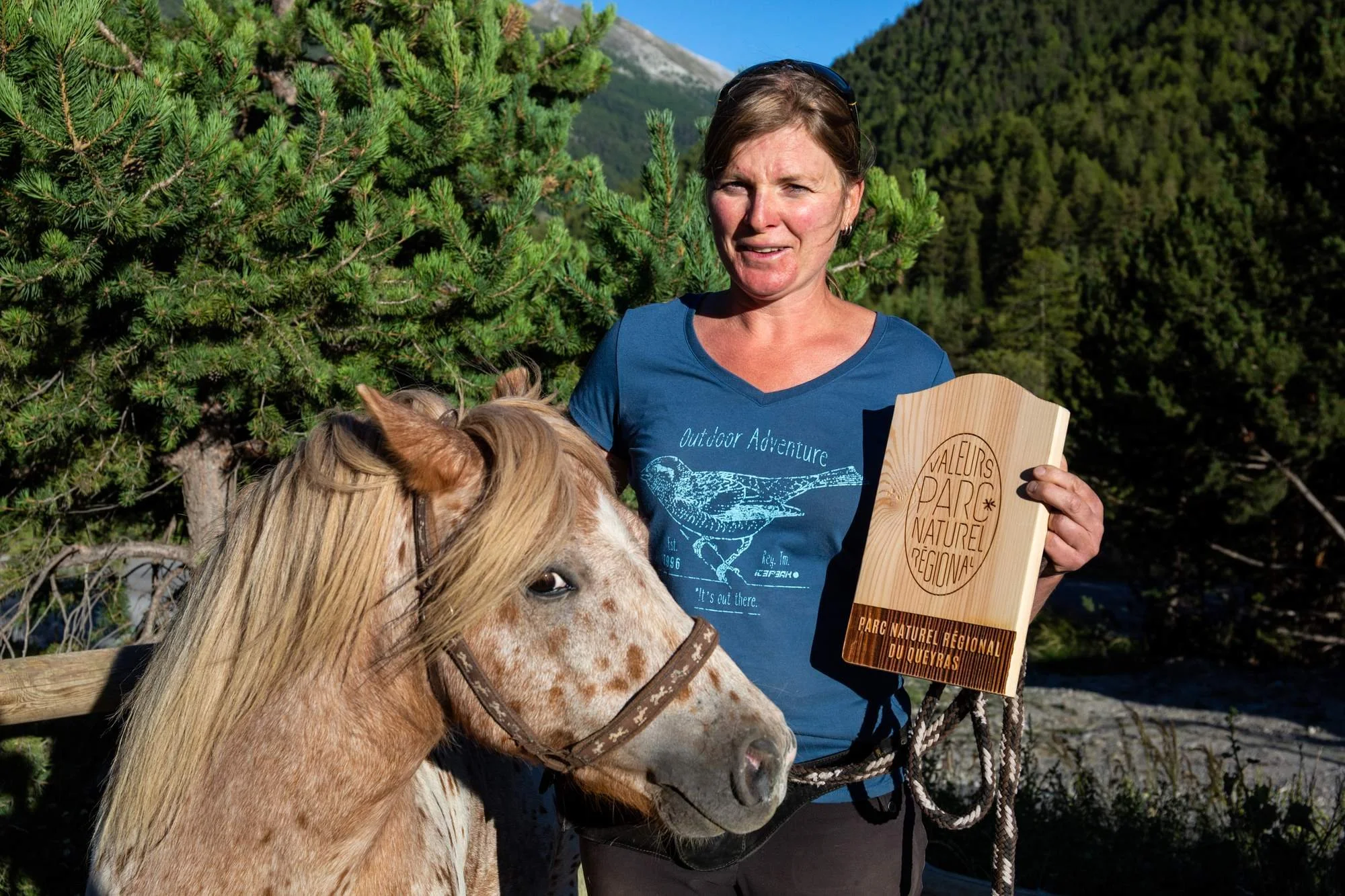 Arlène, monitrice du Centre équestre de Ceillac, à cheval