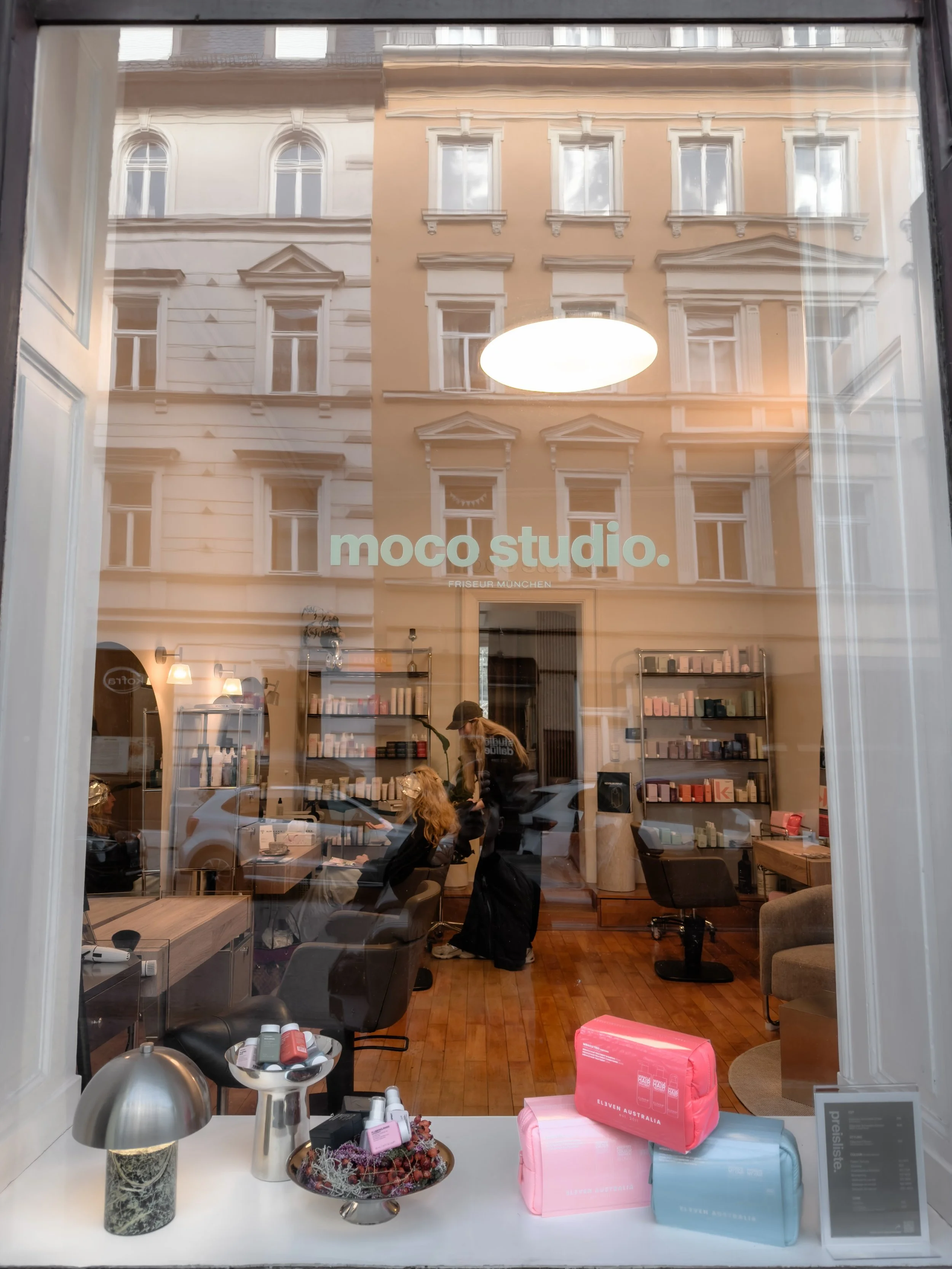 Ein Blick von drau&szlig;en, ein Gef&uuml;hl von drinnen.

Willkommen bei moco studio 🤎

Termine online unter www.mocostudio.de 

#friseurm&uuml;nchen #friseurglockenbach #mocostudio