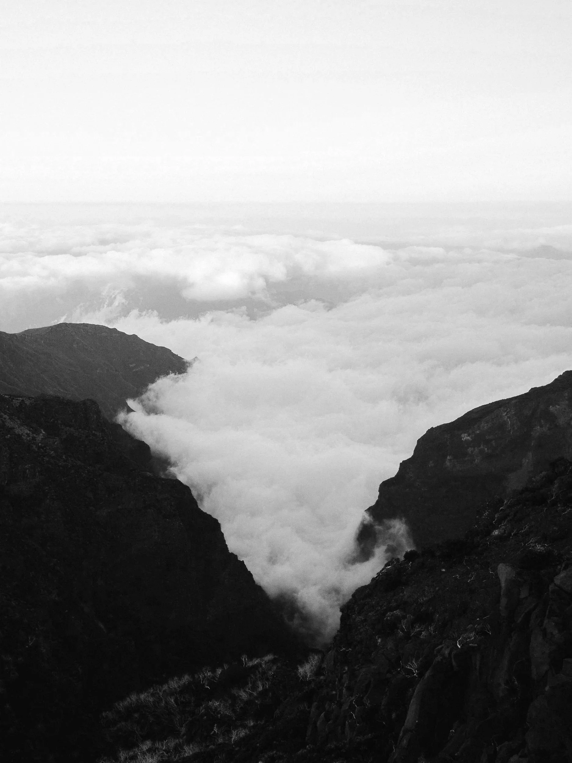 Vallée de montagne vue de haut avec nuages dans l'atmosphère.