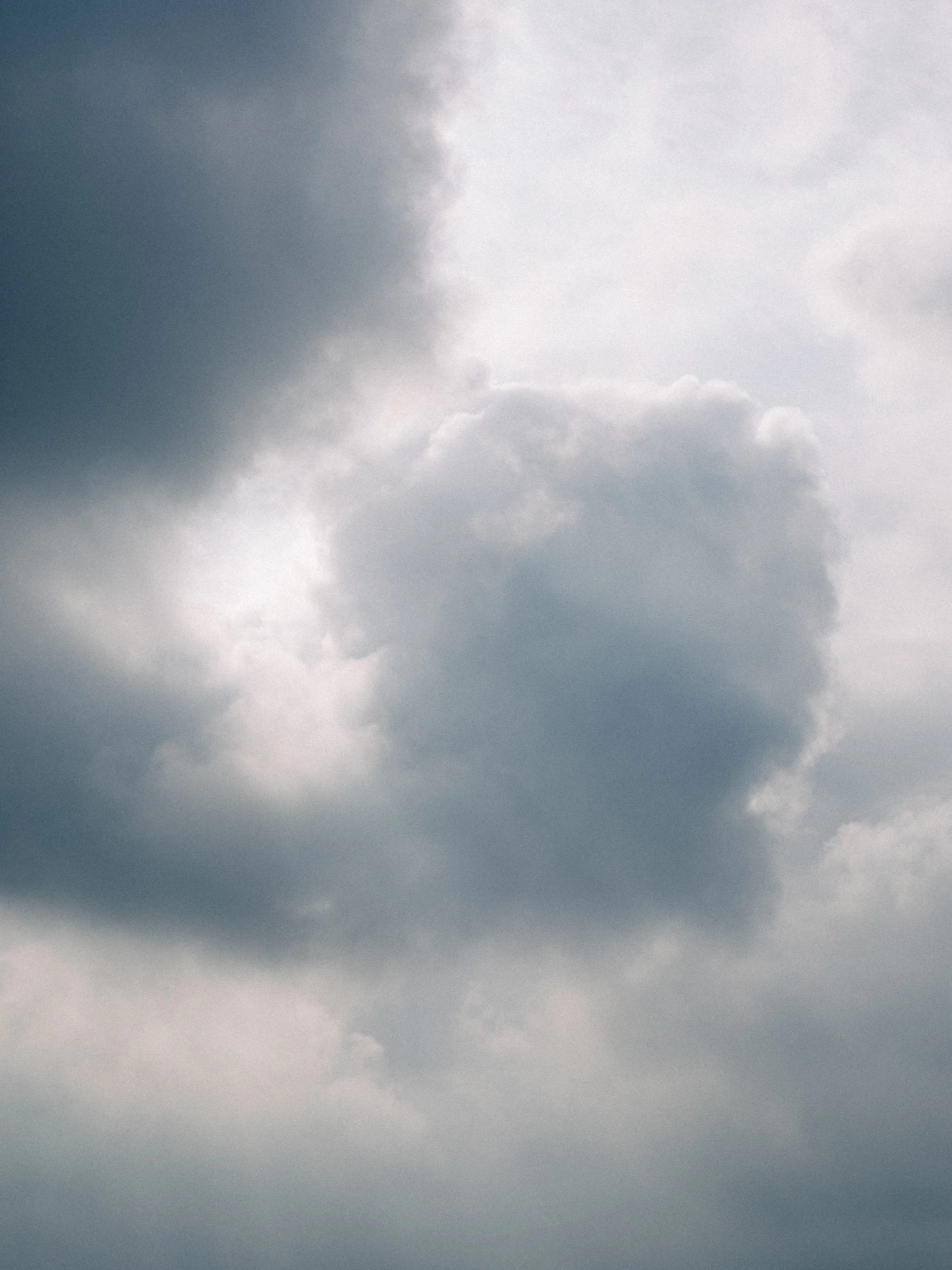 Ciel nuageux avec différentes nuances de gris, de gros nuages sombres et certains plus clairs.