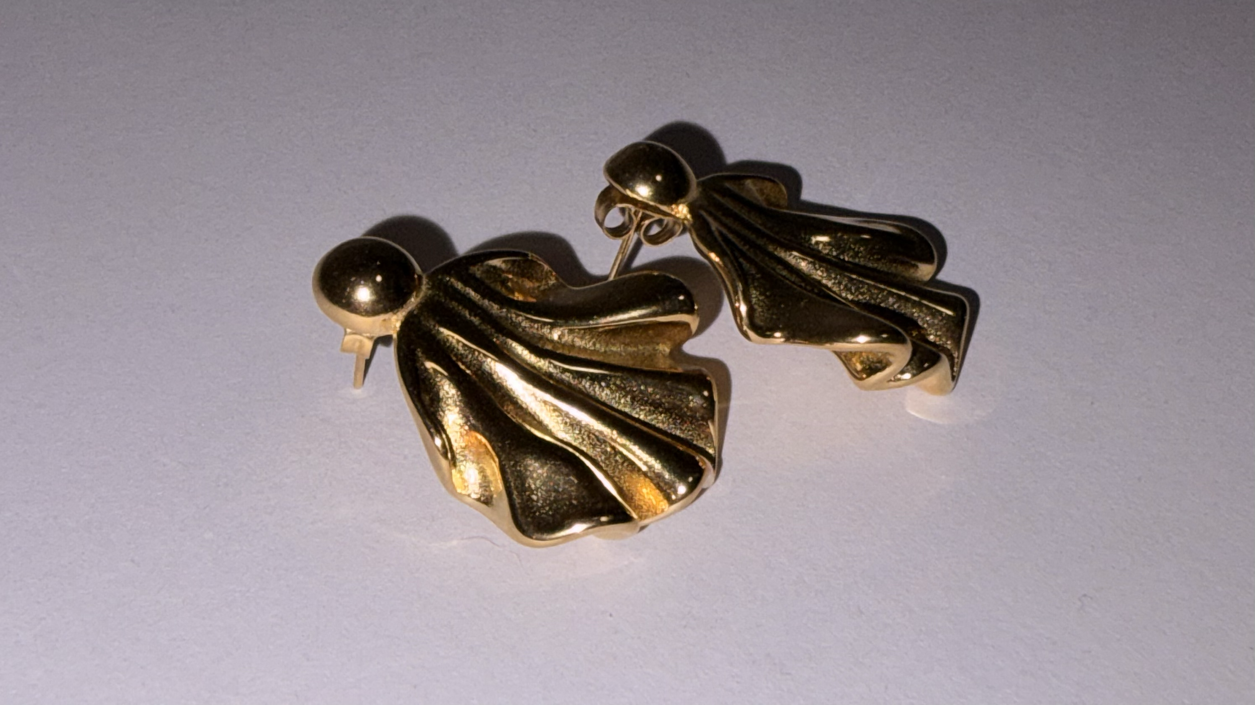 Pendientes de color oro con diseño con peso.