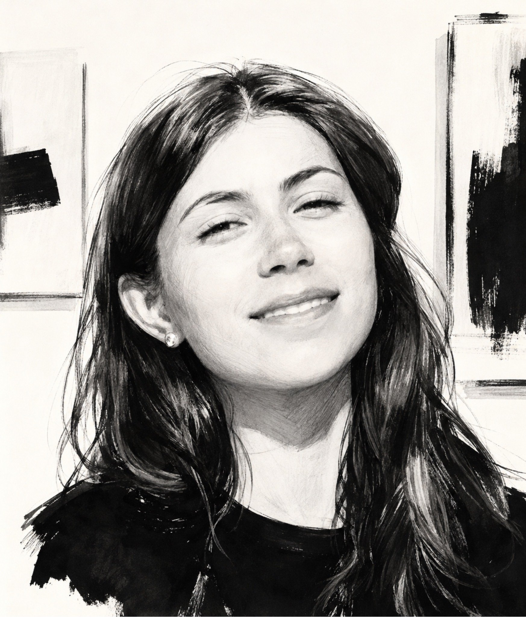 Portrait en noir et blanc d'une femme avec des cheveux longs et foncés, portant des boucles d'oreilles, souriant légèrement.