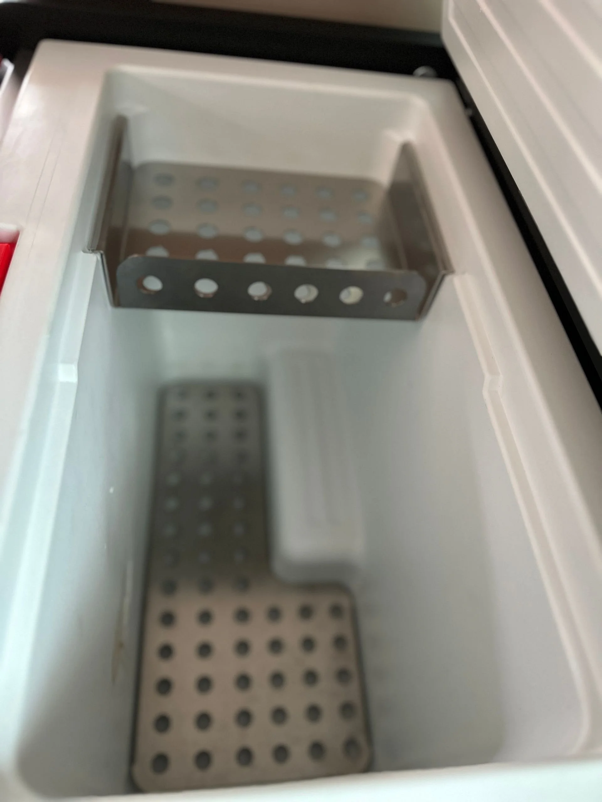 vwfds-vanfridgeshelf-fuer-den-marco-polo-kuehlschrank-04-1920w.jpg