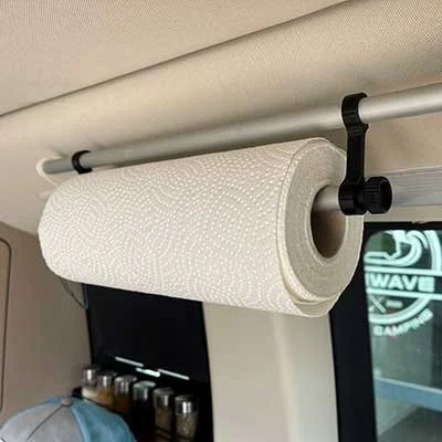 Papiertuchrolle an einer Dentil- oder Kleiderstange in einem Raum.