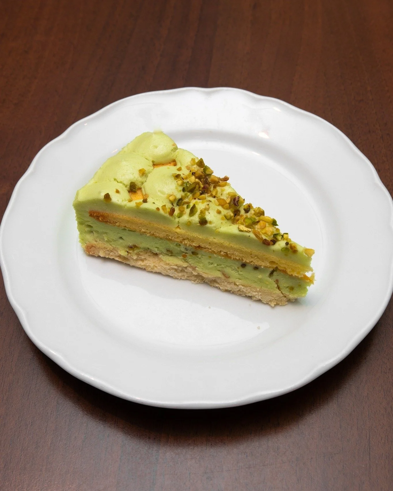 Pistaasikakku!🍰💚

Uusi viikko saa alkaa herkullisesti &ndash; vitriinist&auml; l&ouml;ytyy nyt ihanan pehme&auml; ja t&auml;ytel&auml;inen Pistaasikakku. Pistaasin makua, kermaista t&auml;ytett&auml; ja sopivasti rapeutta p&auml;&auml;ll&auml;. T&a
