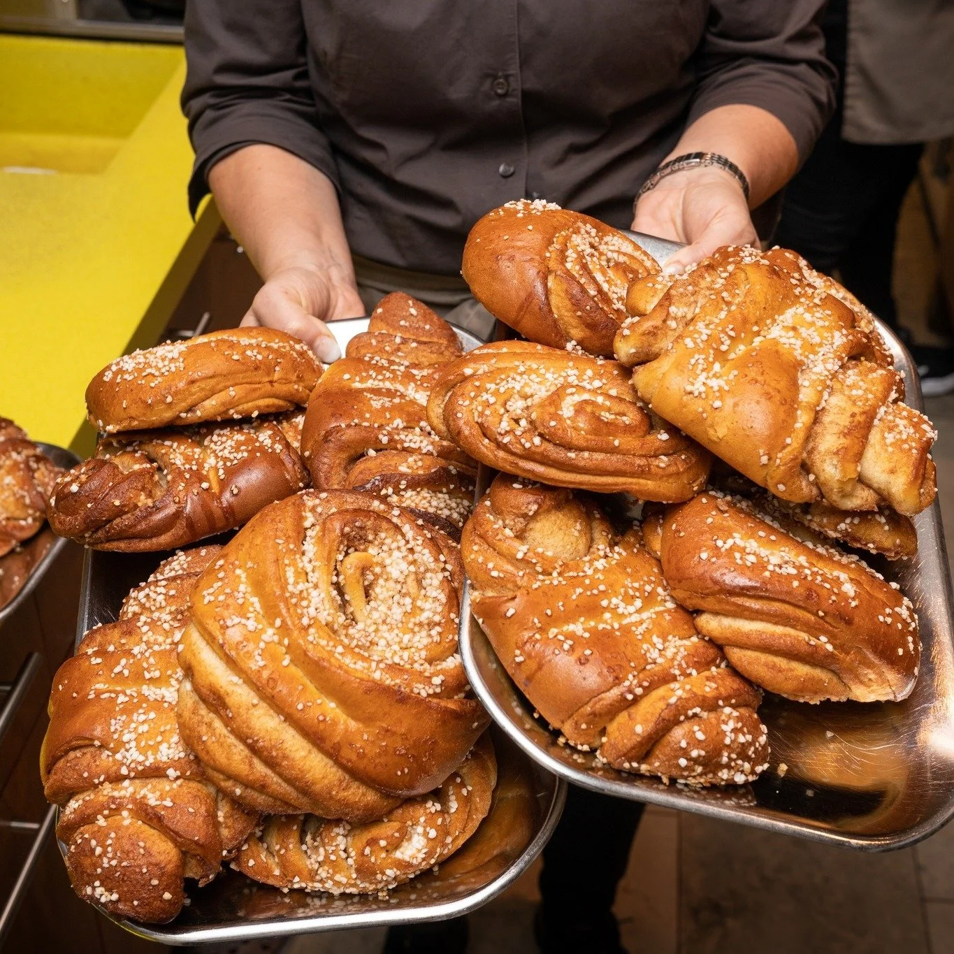 Korvapuustip&auml;iv&auml; l&auml;hestyy!💛

Sunnuntaina 4.10. vietet&auml;&auml;n Korvapuustip&auml;iv&auml;&auml;, ja Cafe Brahessa juhlitaan tietenkin meid&auml;n ALL TIME FAVORITE -tuotteella &mdash; reilun kokoisella korvapuustilla, juuri niin k