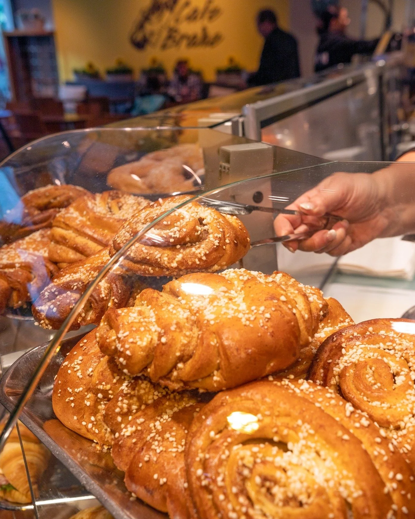 🤎Huomenna vietet&auml;&auml;n Korvapuustip&auml;iv&auml;&auml;!💛

Cafe Brahen ALL TIME FAVORITE j&auml;ttikorvapuustien Take-away tarjoukset:
2kpl 8,40&euro;
4kpl 15,80&euro;
6kpl 23,20&euro;

Juuri sellainen reilun kokoinen kuin sen kuuluukin olla
