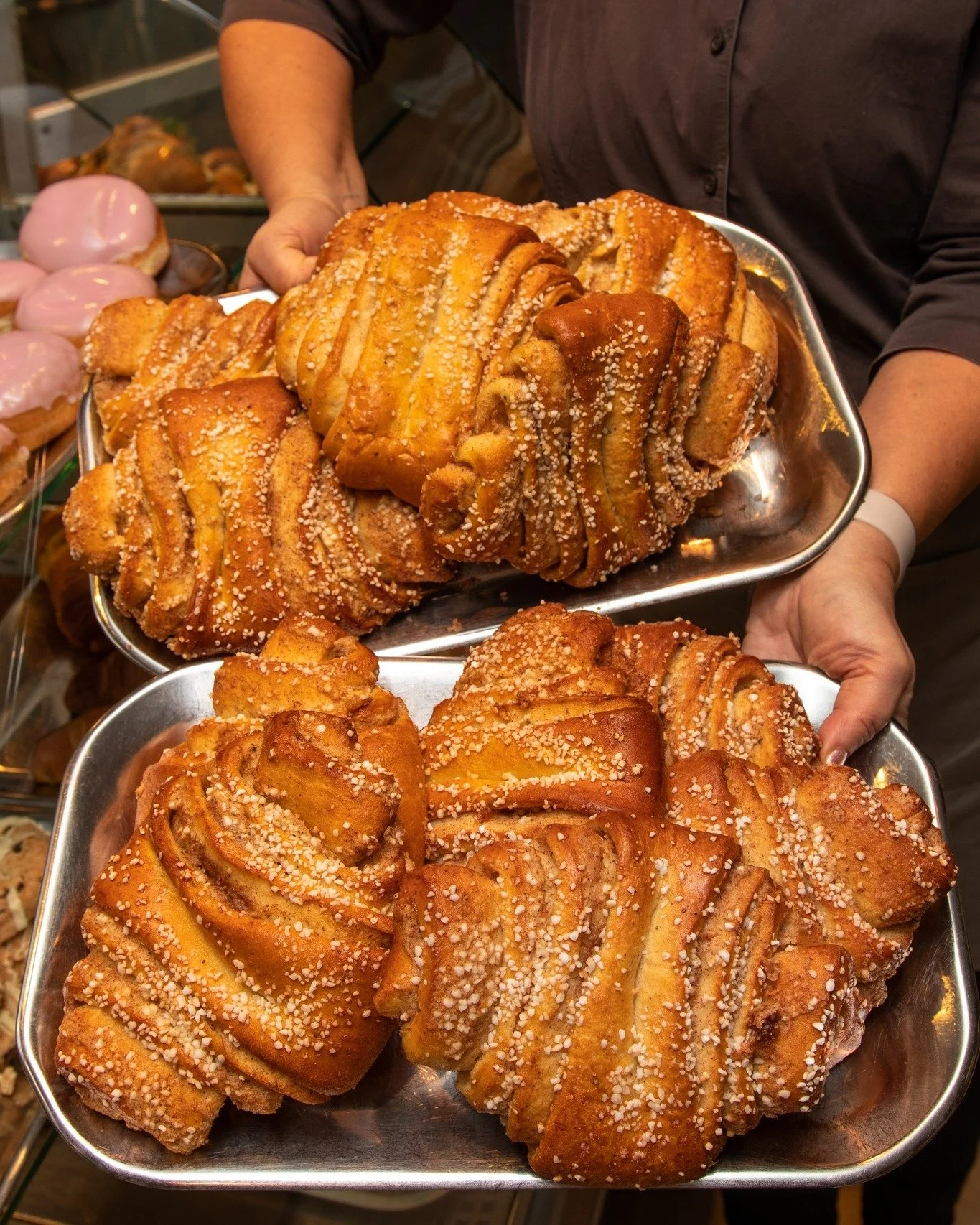 Hyv&auml;&auml; Korvapuustip&auml;iv&auml;&auml;!🤎💛

T&auml;n&auml;&auml;n herkutellaan Cafe Brahen ALL TIME FAVORITE -j&auml;ttikorvapuusteilla, juuri sellaisilla reilun kokoisilla kuin niiden kuuluukin olla!😍

Korvapuustip&auml;iv&auml;n take-aw
