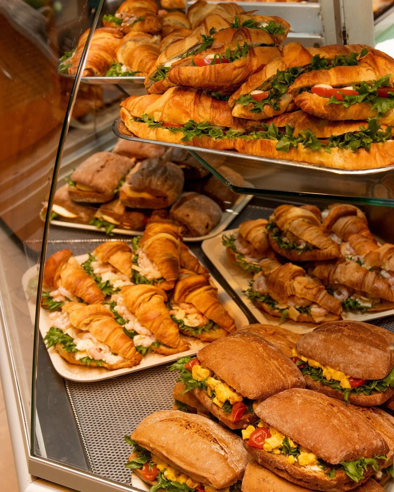 Uusi viikko, herkullinen lounashetki 💛

Cafe Brahen vitriinist&auml; l&ouml;yd&auml;t t&auml;ytetyt leiv&auml;t ja croissantit niin nopeaan lounaaseen, kahvin kaveriksi kuin mukaan napattavaksi.

Valikoimassa muun muassa:
🥖 Rustico &ndash; Currykan