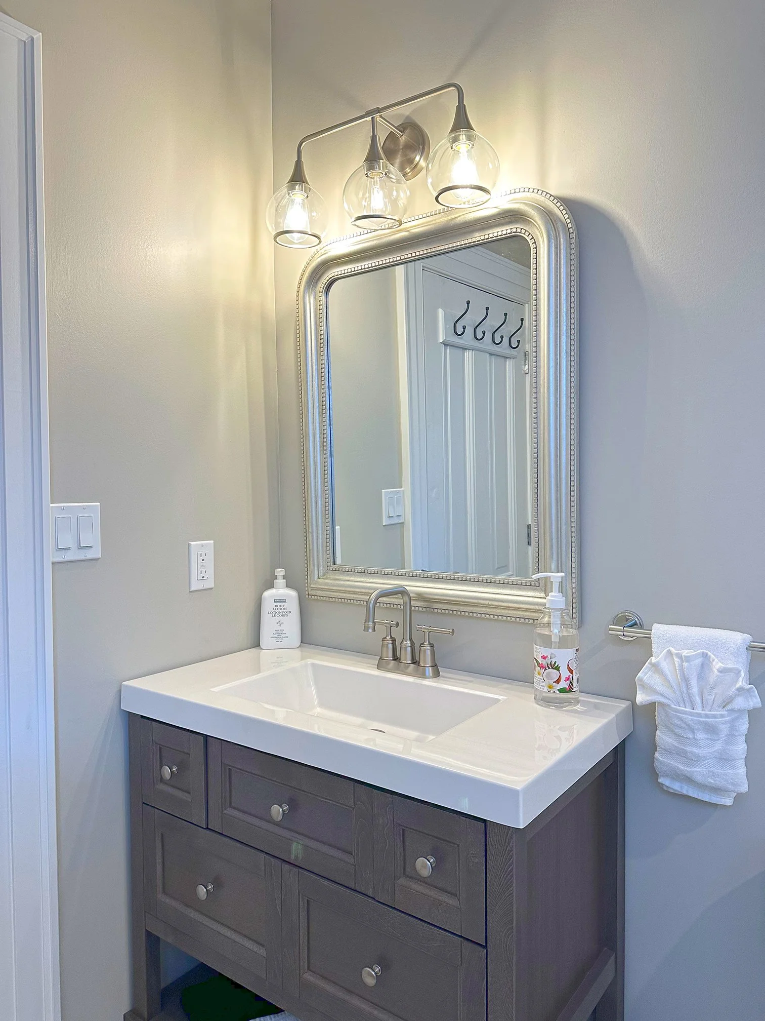 bathroom 1 2.jpg