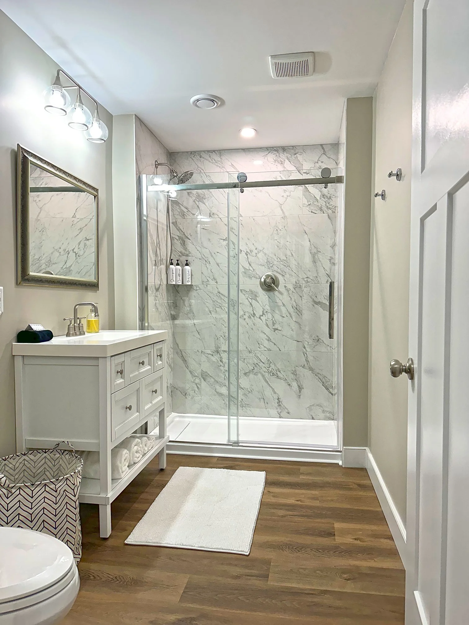 bathroom 1.jpg