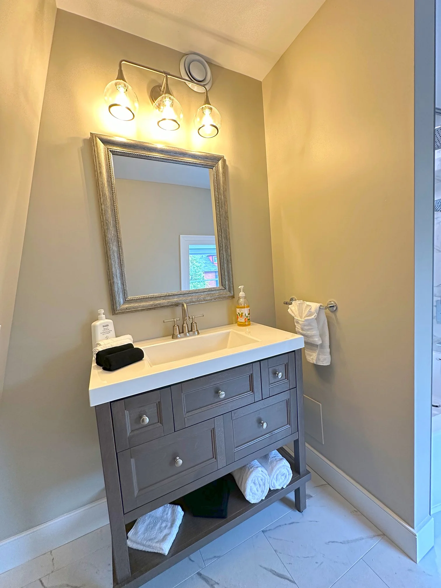 bathroom 4 3.jpg