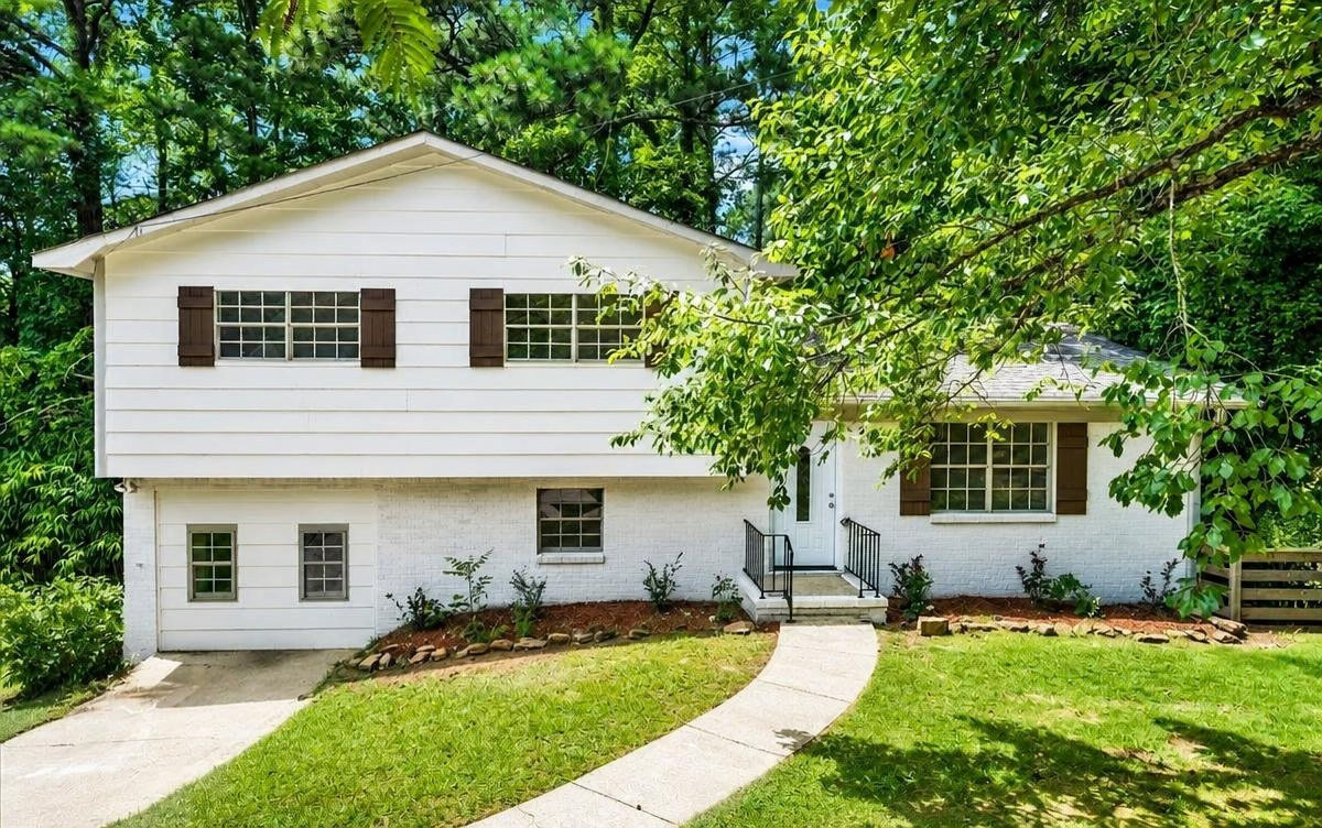 Two-story house in Alabama that Lamor Ventures closed